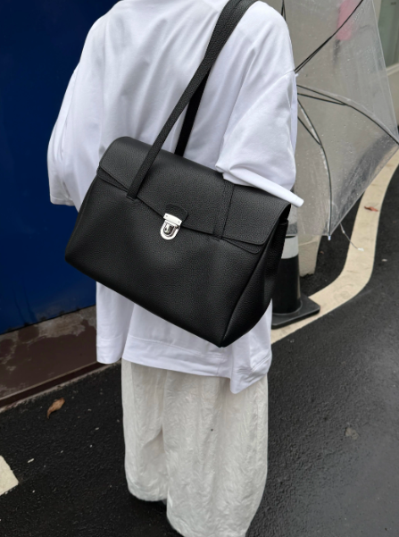 2026 summer new Korean flip bag temperament single shoulder armpit bag commuting ins large capacity versatile tote bag