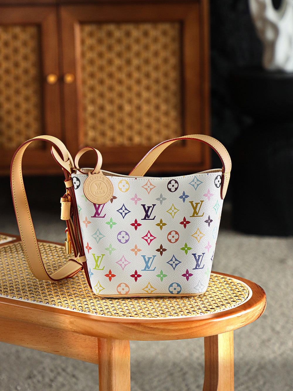 Louis Vuitton's Street Bomber of the Year! White background colorful flowers instantly light up when wearing a second-hand fashion bag