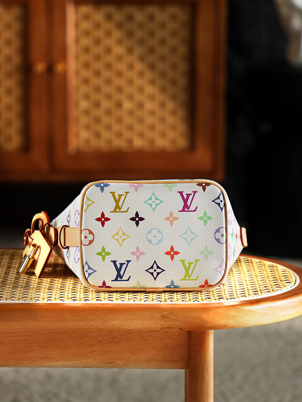 Louis Vuitton's Street Bomber of the Year! White background colorful flowers instantly light up when wearing a second-hand fashion bag
