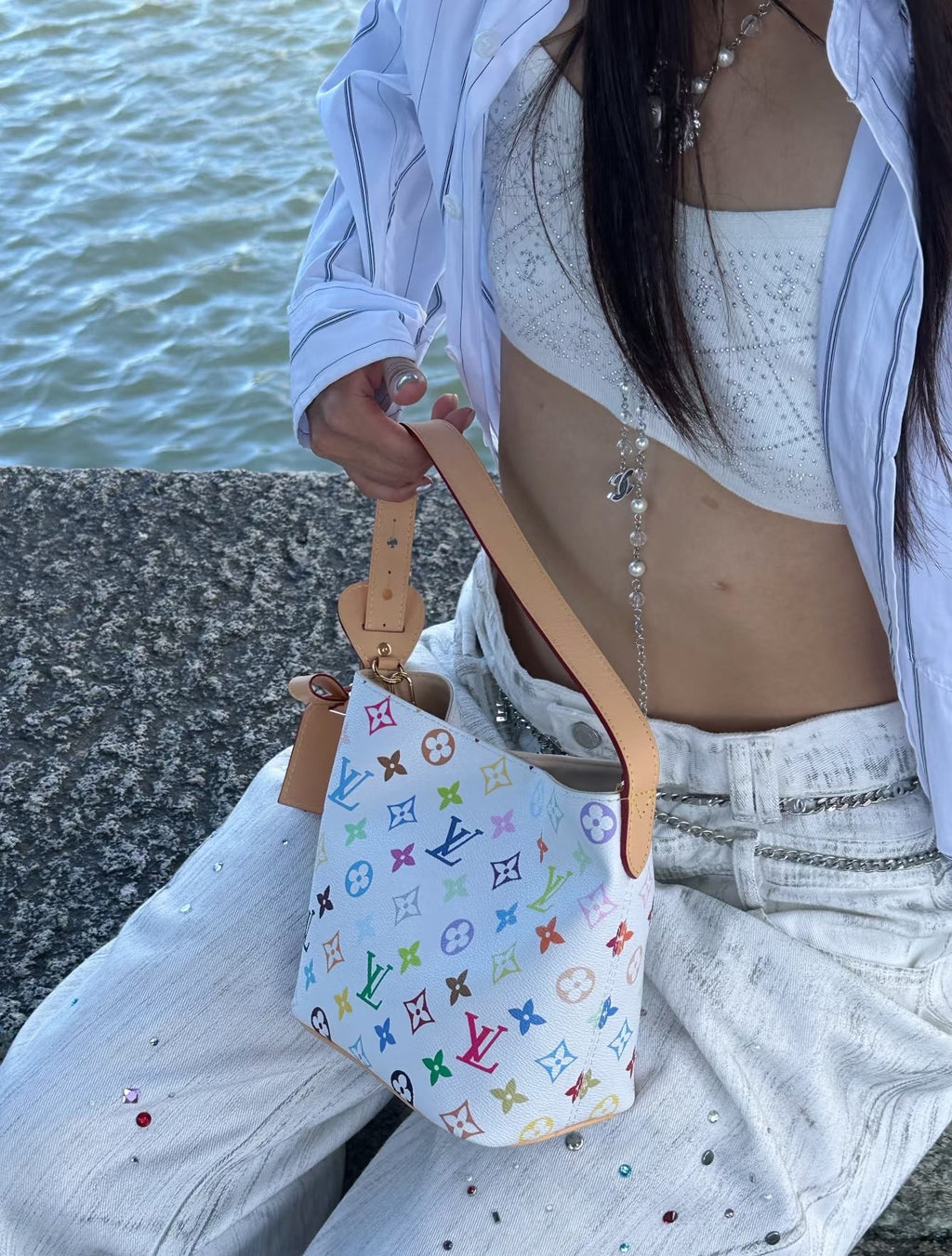 Louis Vuitton's Street Bomber of the Year! White background colorful flowers instantly light up when wearing a second-hand fashion bag