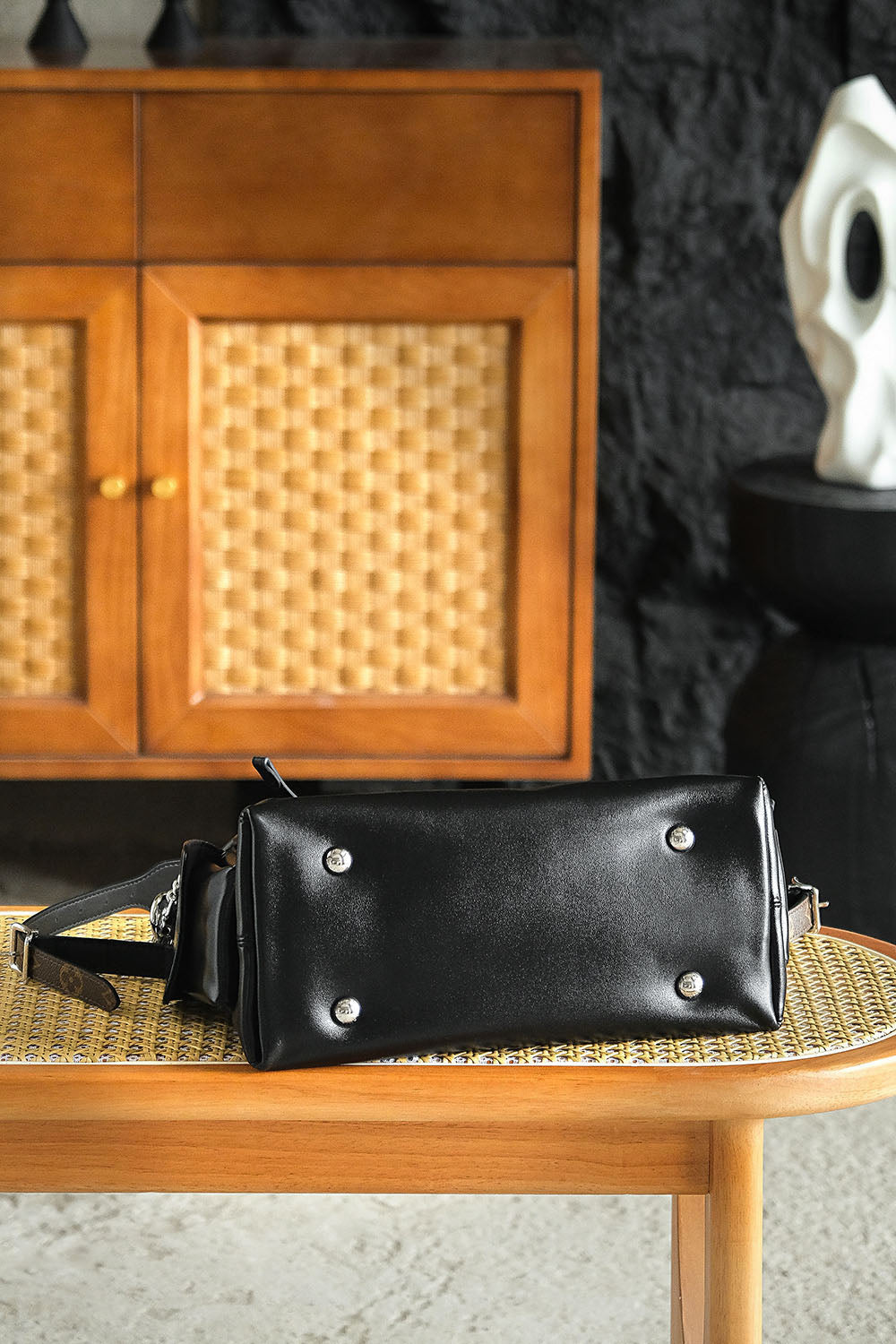 Second hand luxury goods combine aesthetics and practicality, with a cool and high-end feel