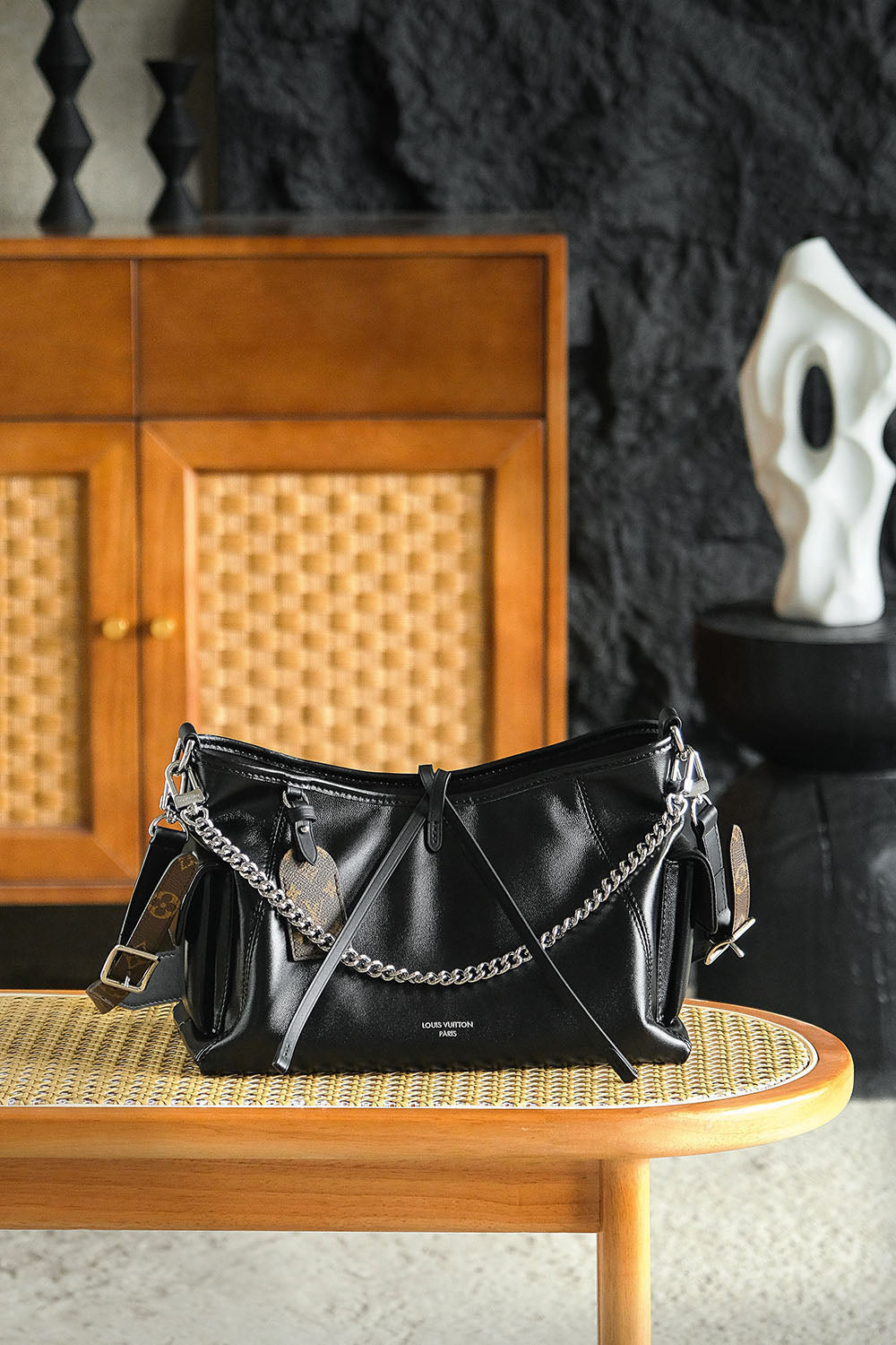 Second hand luxury goods combine aesthetics and practicality, with a cool and high-end feel