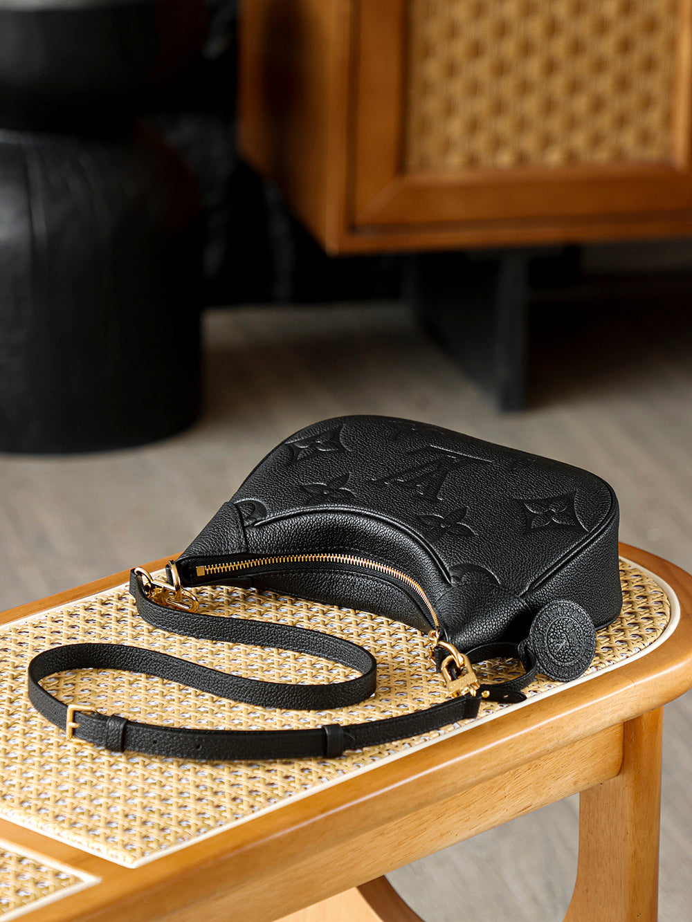 Second hand luxury Louis Vuitton armpit bag versatile, fashionable, practical for commuting, large capacity