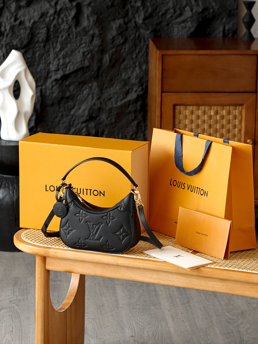 Second hand luxury Louis Vuitton armpit bag versatile, fashionable, practical for commuting, large capacity