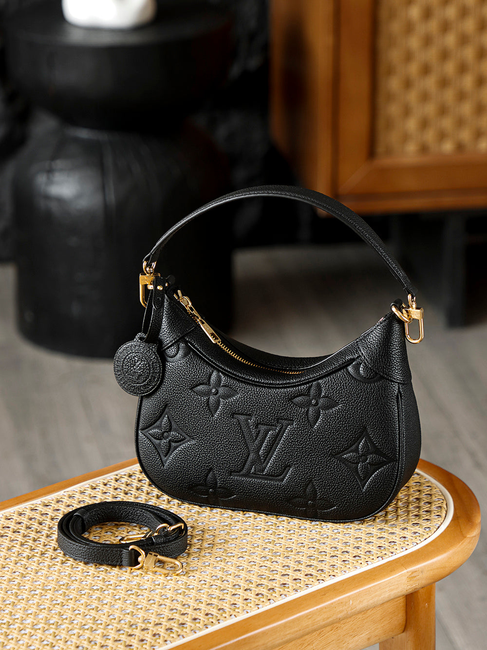 Second hand luxury Louis Vuitton armpit bag versatile, fashionable, practical for commuting, large capacity