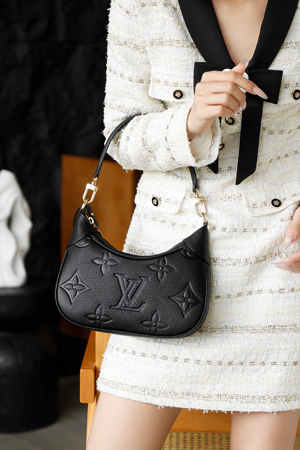 Second hand luxury Louis Vuitton armpit bag versatile, fashionable, practical for commuting, large capacity