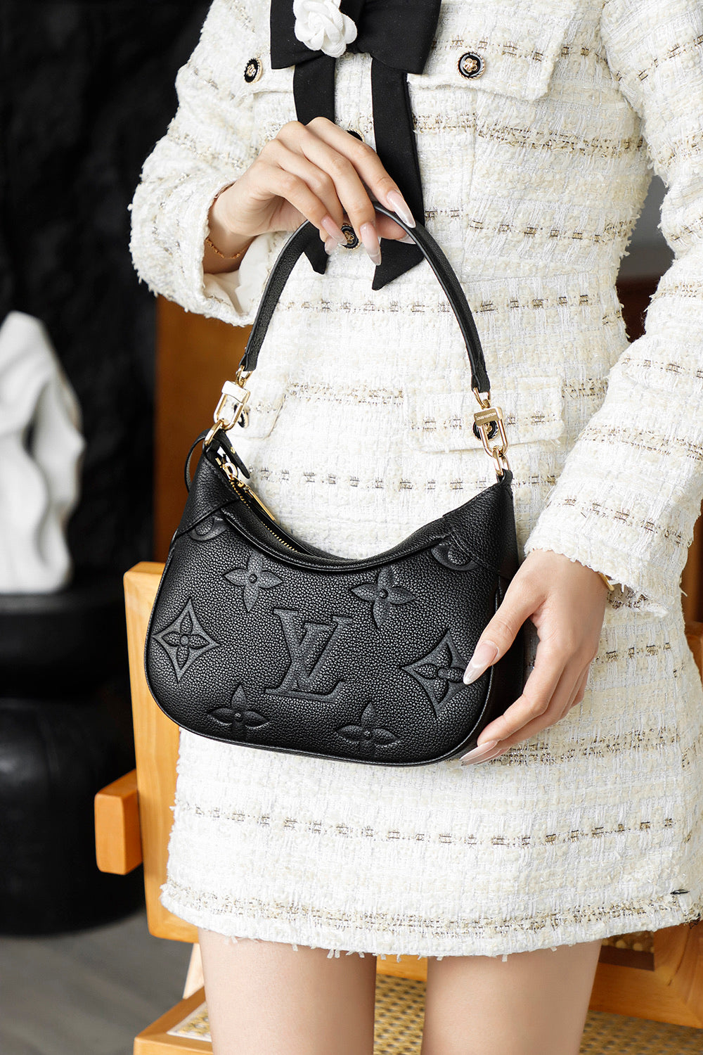 Second hand luxury Louis Vuitton armpit bag versatile, fashionable, practical for commuting, large capacity