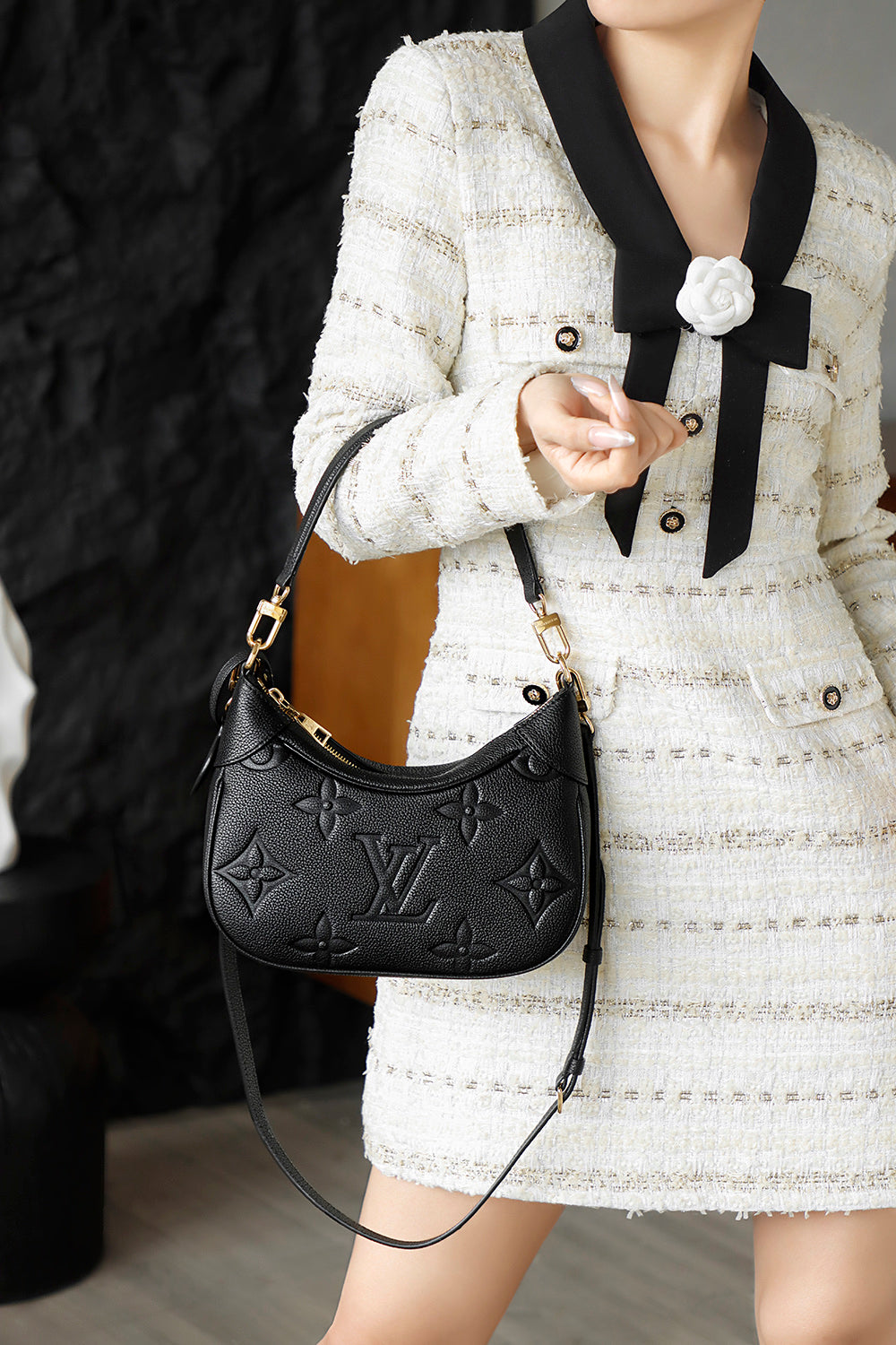 Second hand luxury Louis Vuitton armpit bag versatile, fashionable, practical for commuting, large capacity