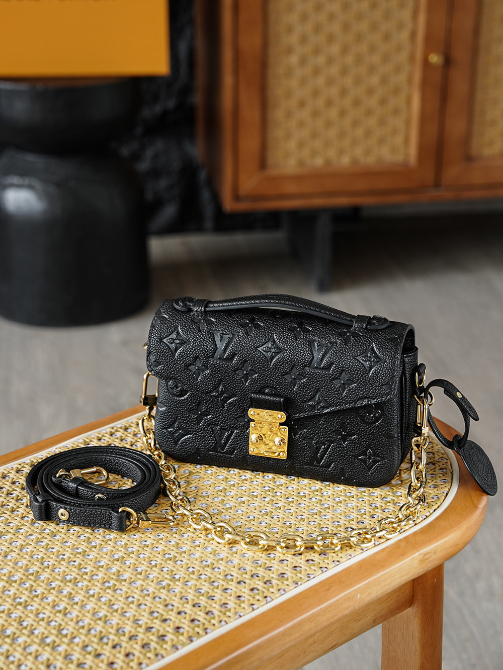 Second hand luxury handbag LV all black mini messenger bag versatile commuter crossbody