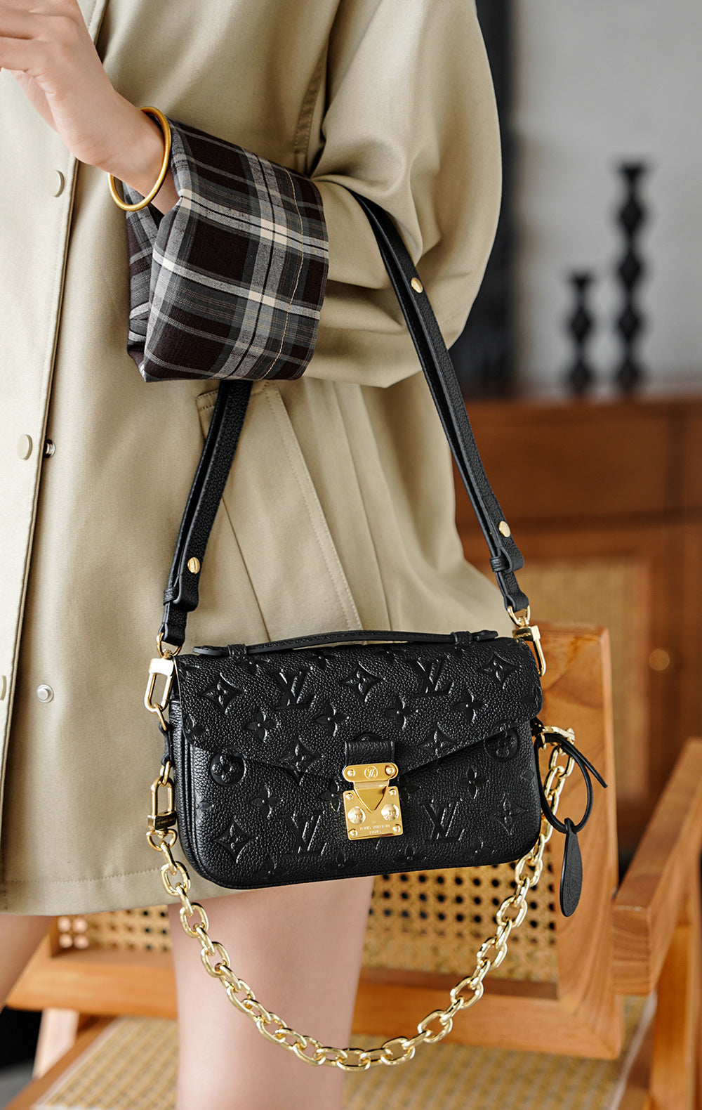 Second hand luxury handbag LV all black mini messenger bag versatile commuter crossbody
