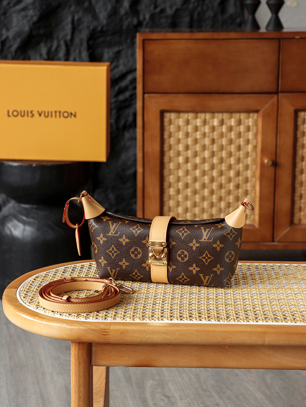 Second hand luxury LV bag, simple, classic, vintage, versatile and trendy, out on the street