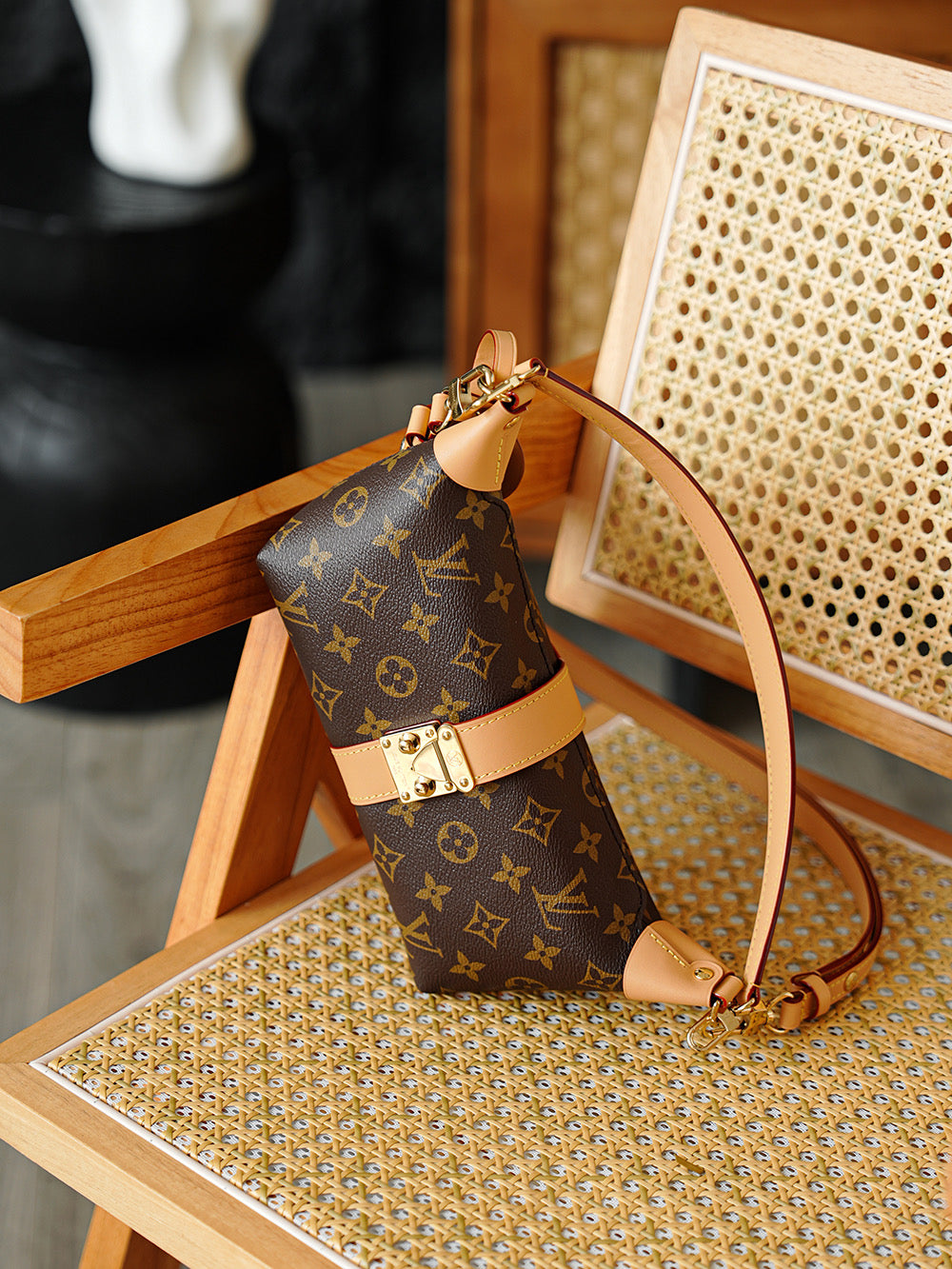 Second hand luxury LV bag, simple, classic, vintage, versatile and trendy, out on the street