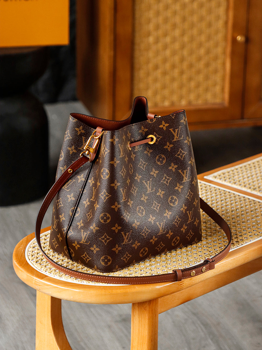 Second hand LV luxury bags are versatile, classic vintage water buckets are a modern new generation