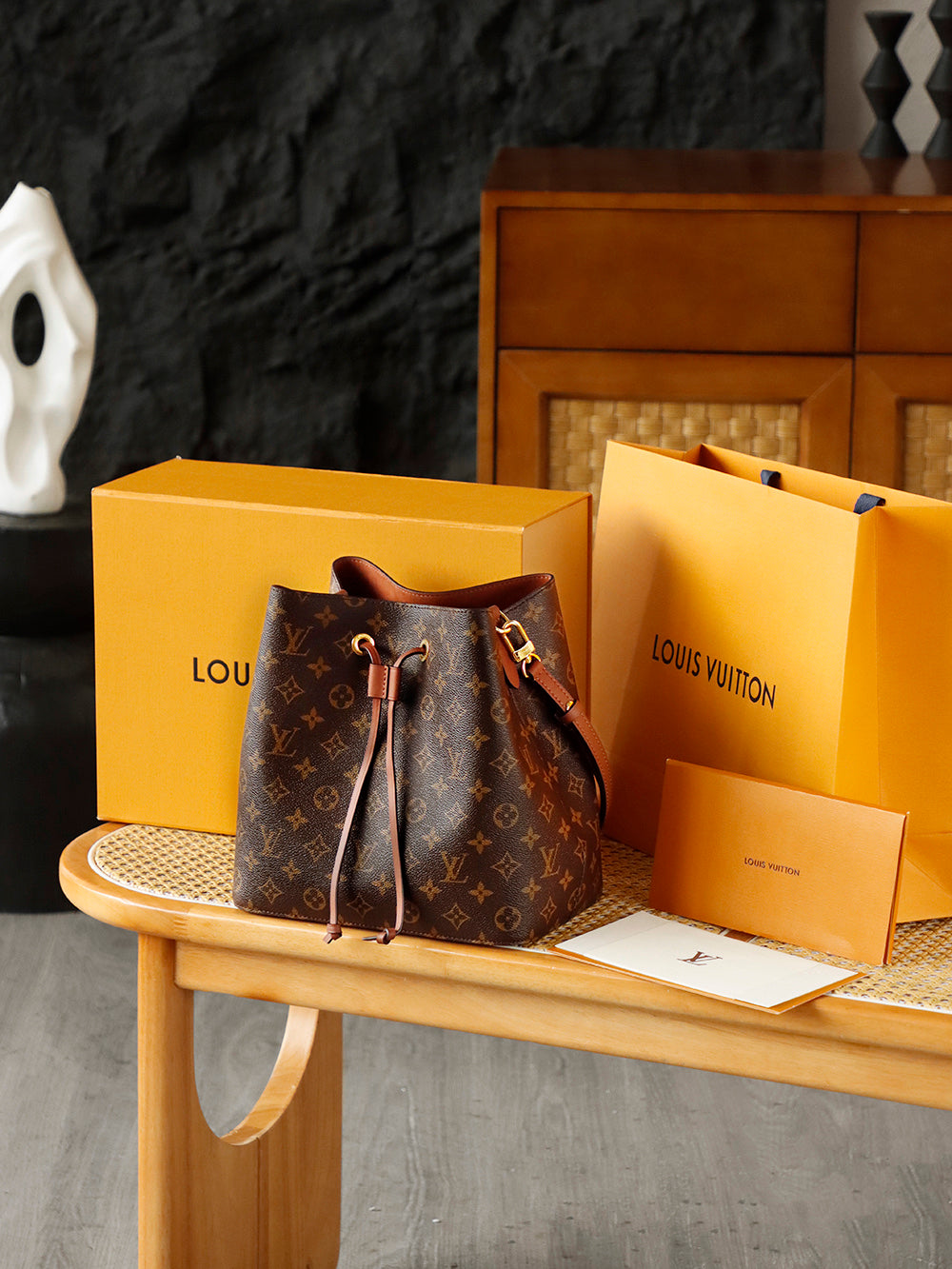 Second hand LV luxury bags are versatile, classic vintage water buckets are a modern new generation