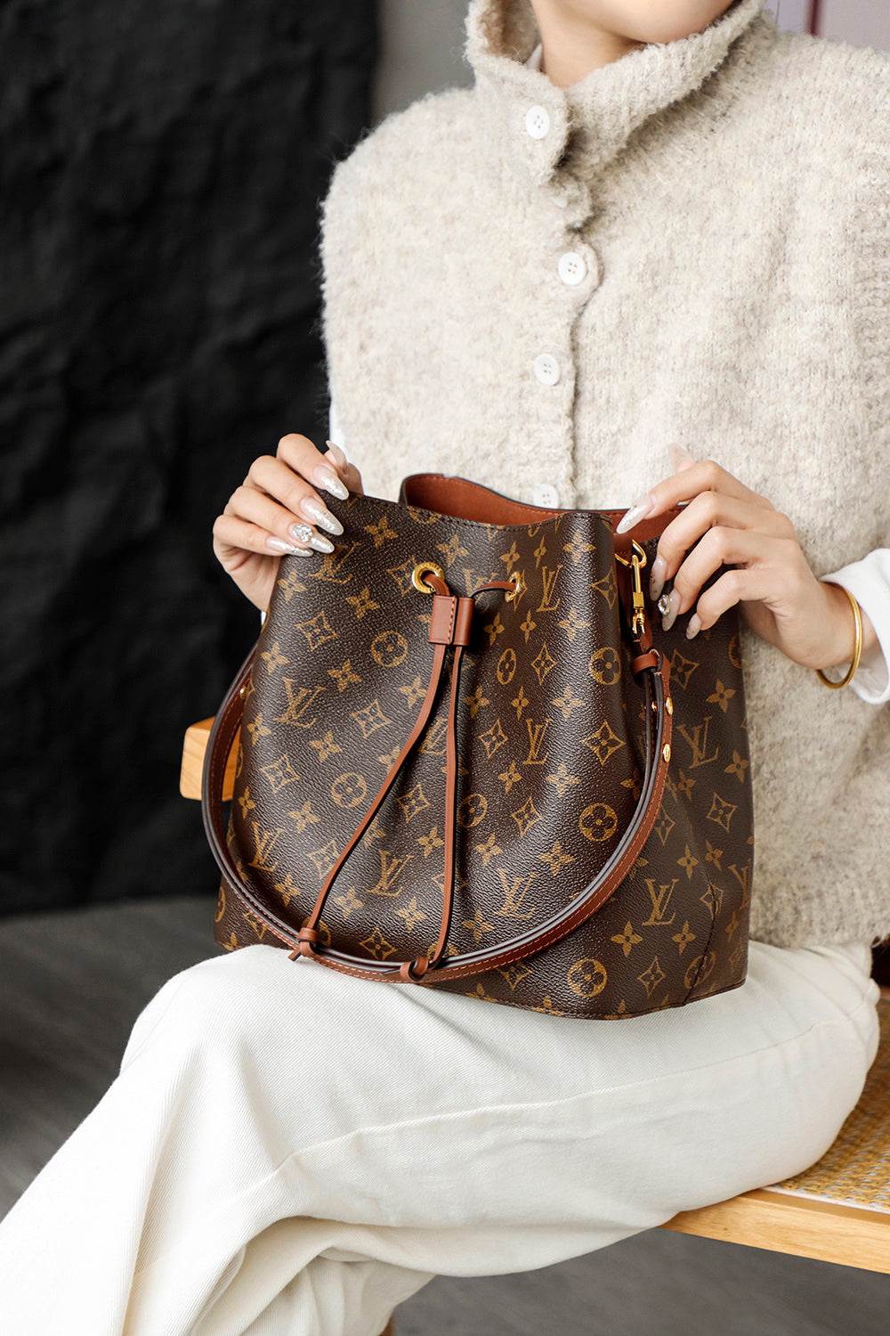 Second hand LV luxury bags are versatile, classic vintage water buckets are a modern new generation