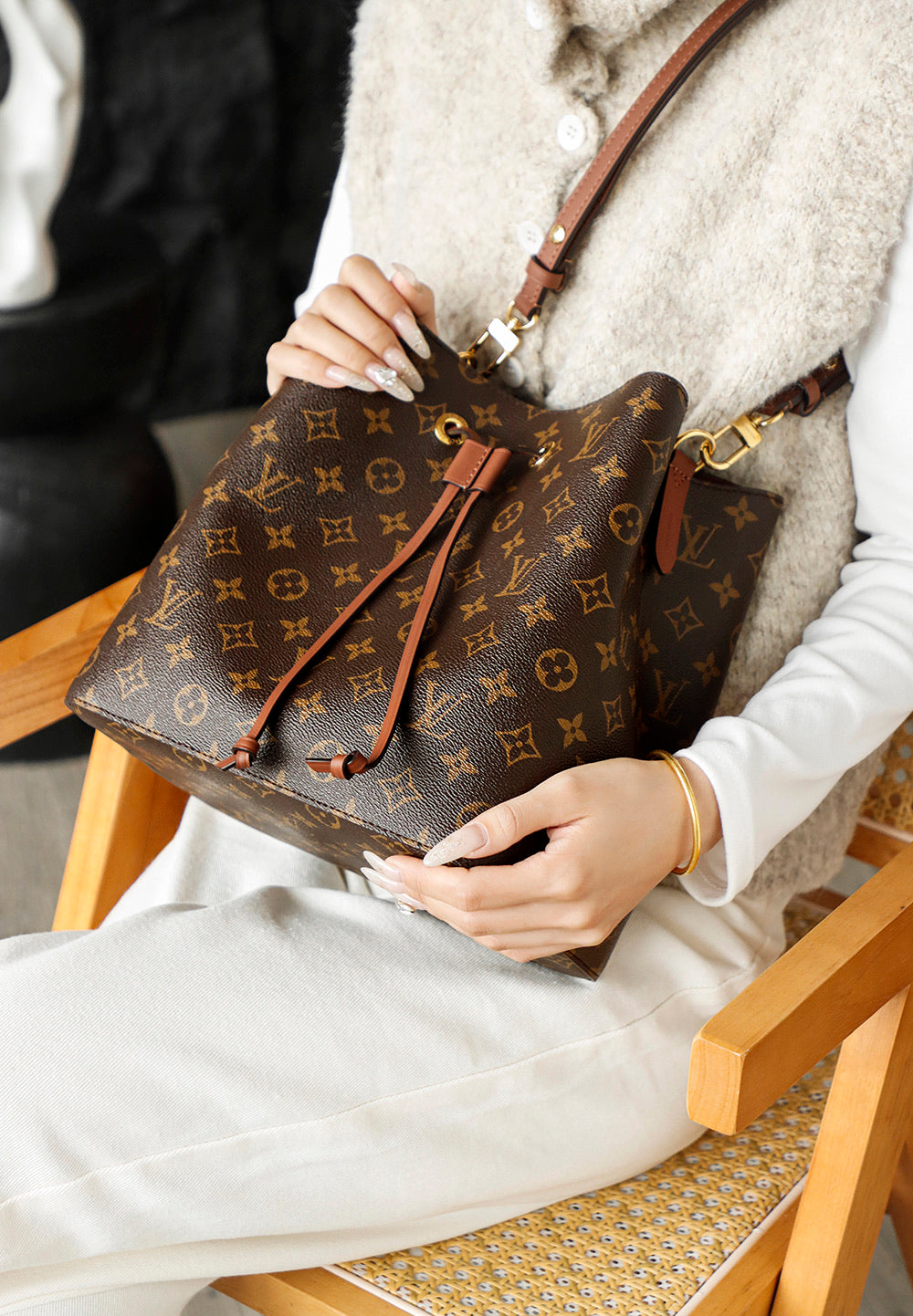 Second hand LV luxury bags are versatile, classic vintage water buckets are a modern new generation