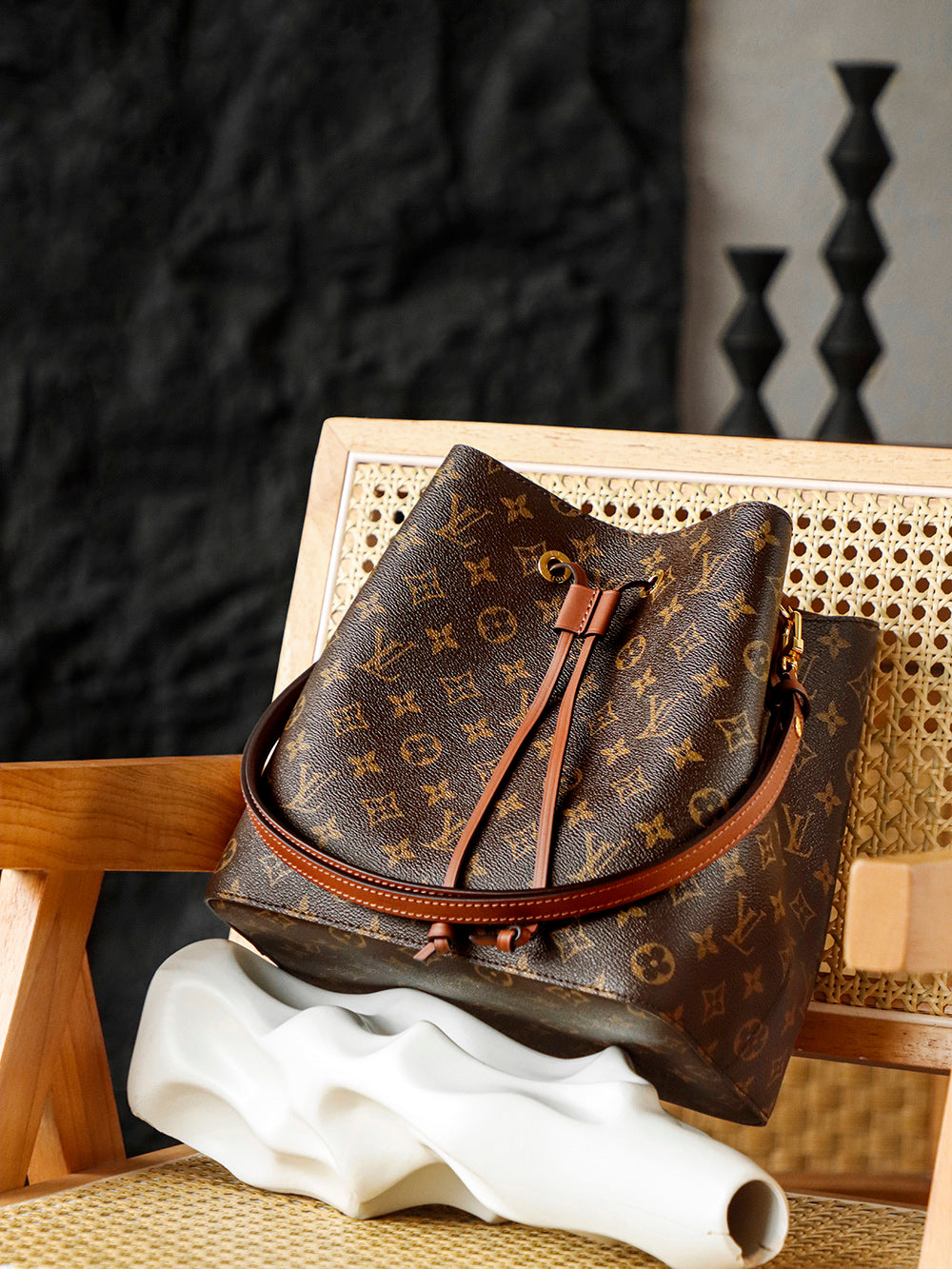 Second hand LV luxury bags are versatile, classic vintage water buckets are a modern new generation