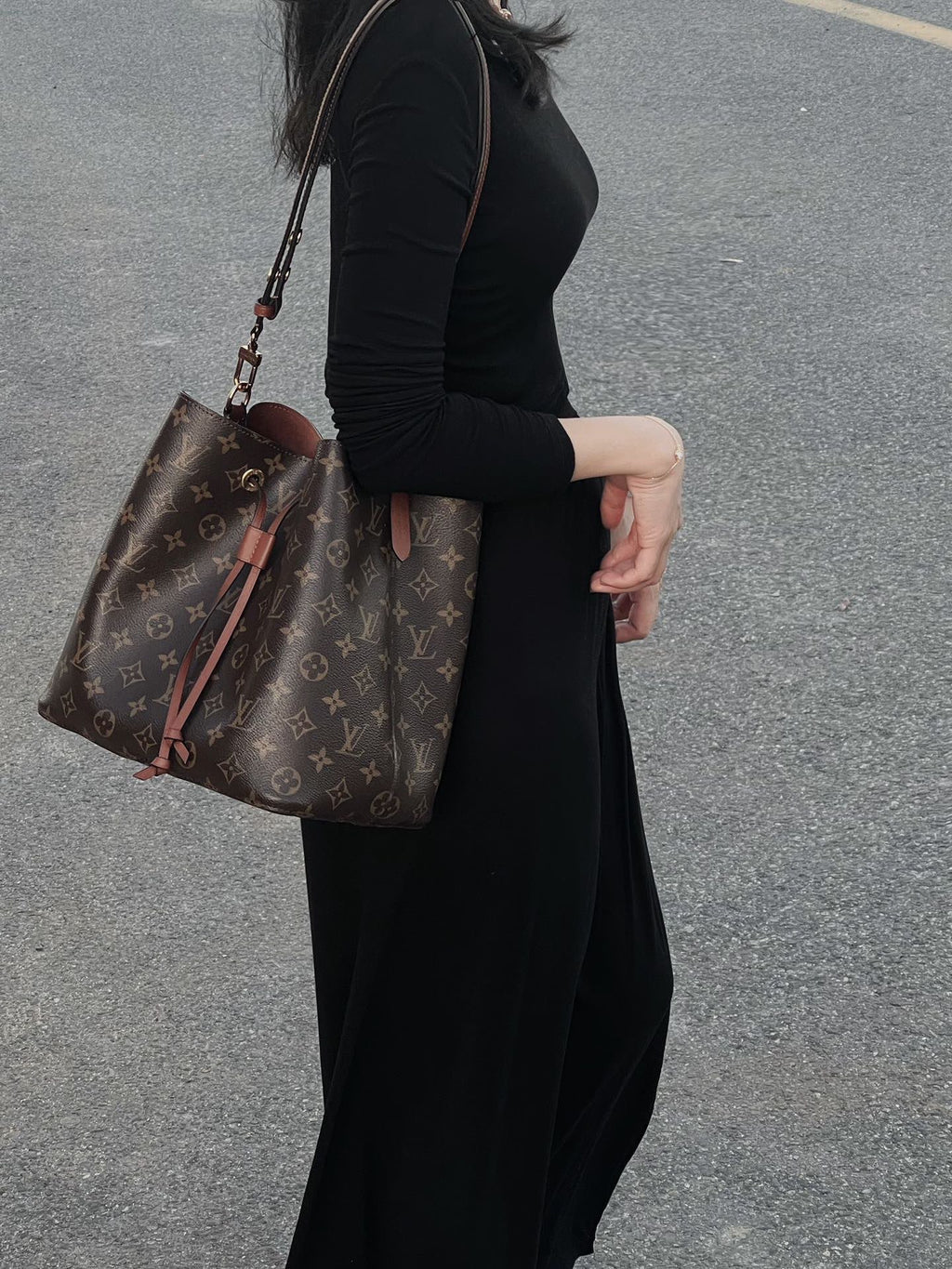 Second hand LV luxury bags are versatile, classic vintage water buckets are a modern new generation
