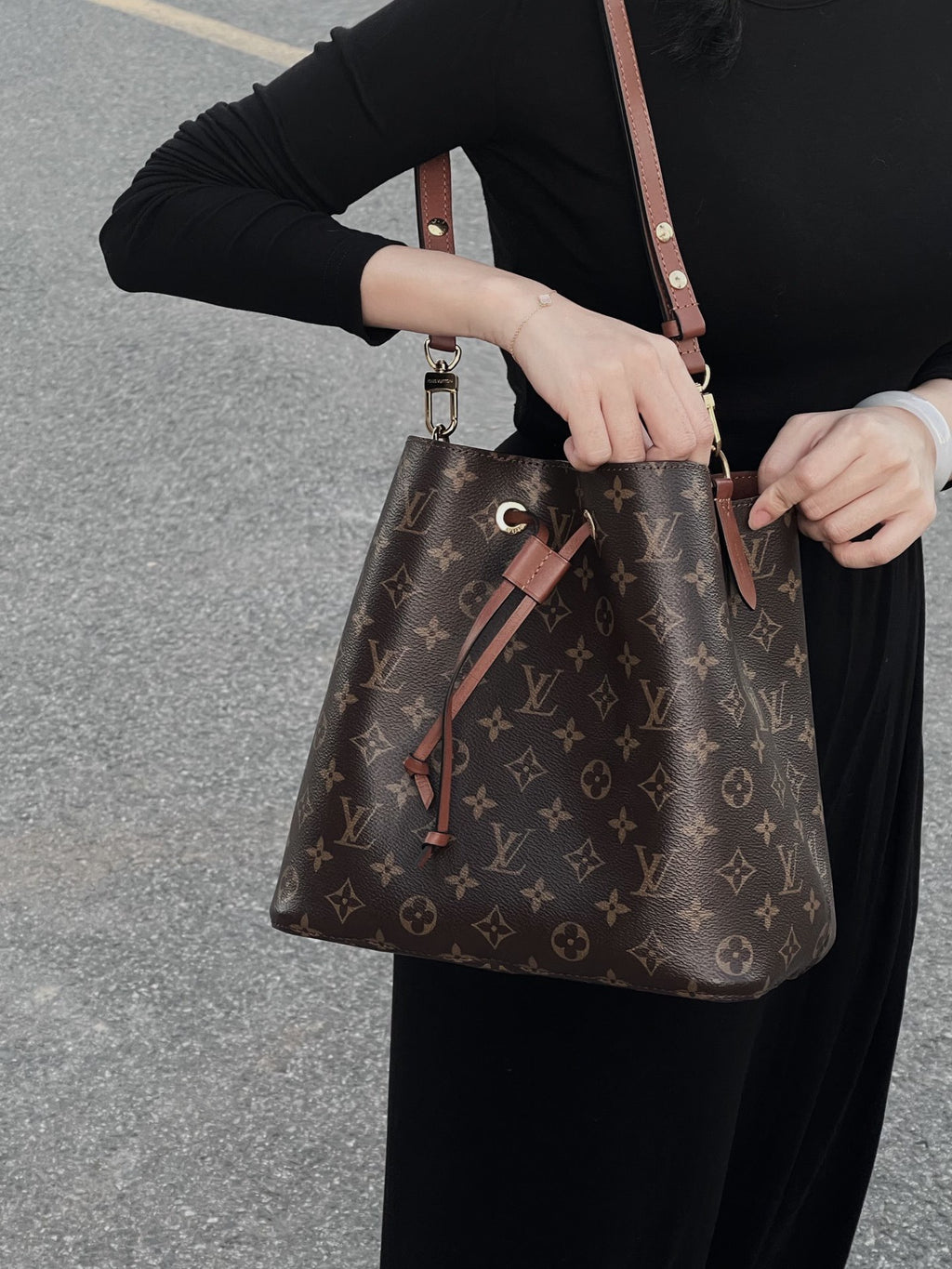 Second hand LV luxury bags are versatile, classic vintage water buckets are a modern new generation