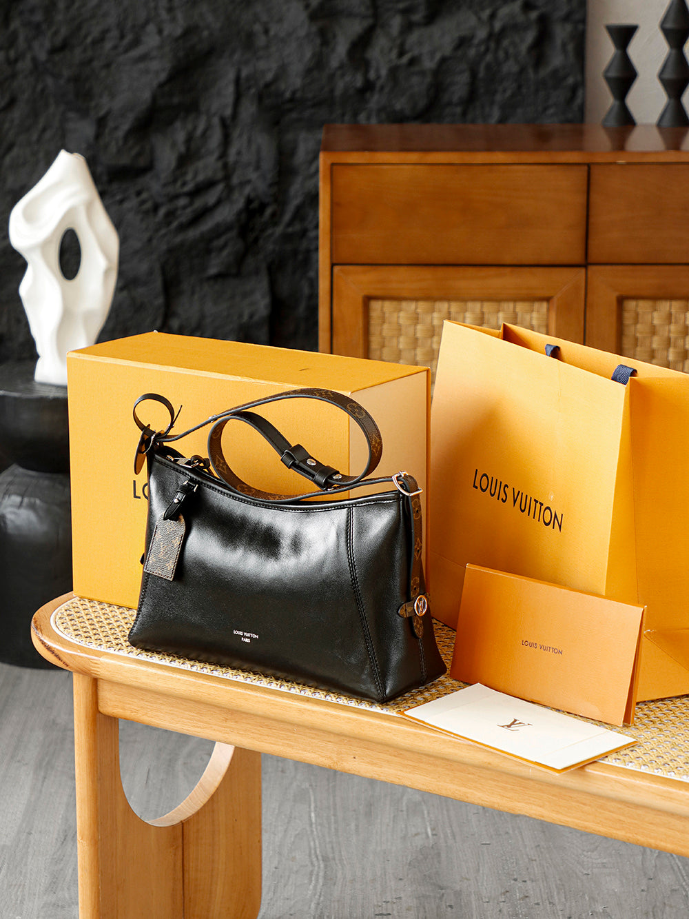 Second hand LV luxury bags are versatile for commuting, dirt resistant, and detachable shoulder straps for crossbody, shoulder back, and handheld options!