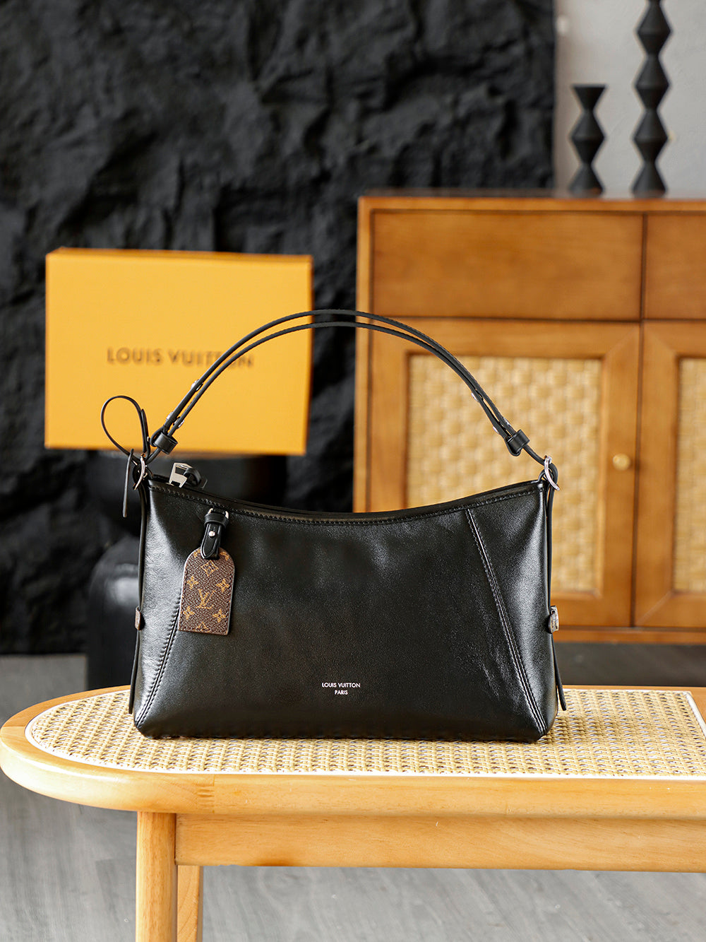 Second hand LV luxury bags are versatile for commuting, dirt resistant, and detachable shoulder straps for crossbody, shoulder back, and handheld options!