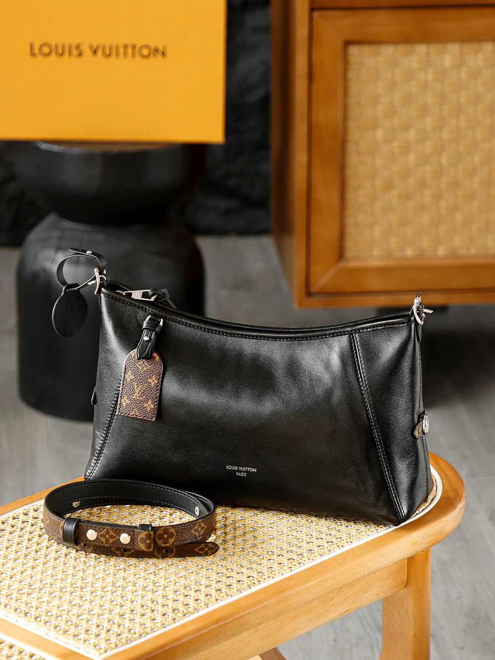 Second hand LV luxury bags are versatile for commuting, dirt resistant, and detachable shoulder straps for crossbody, shoulder back, and handheld options!