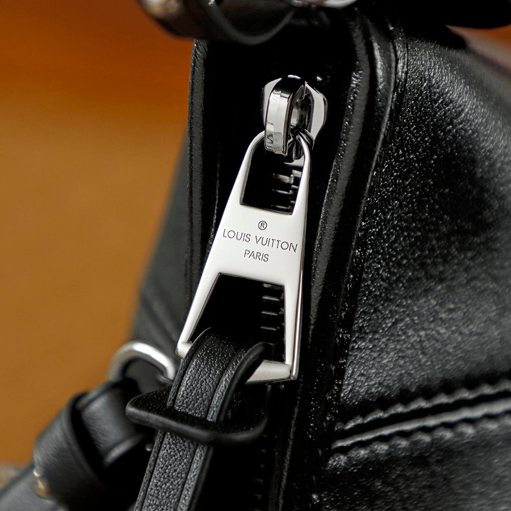 Second hand LV luxury bags are versatile for commuting, dirt resistant, and detachable shoulder straps for crossbody, shoulder back, and handheld options!