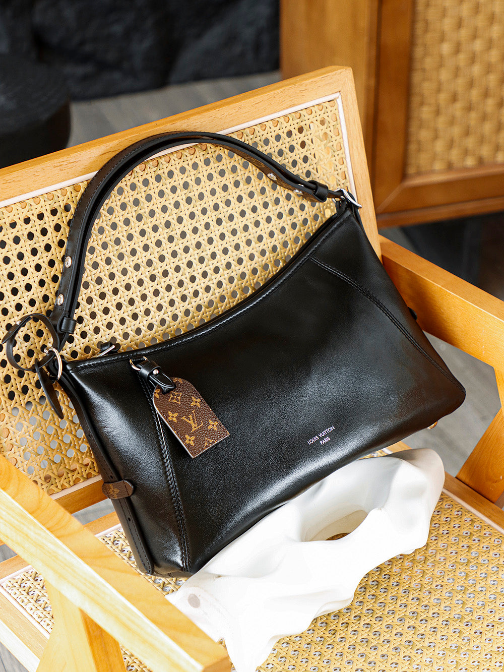Second hand LV luxury bags are versatile for commuting, dirt resistant, and detachable shoulder straps for crossbody, shoulder back, and handheld options!