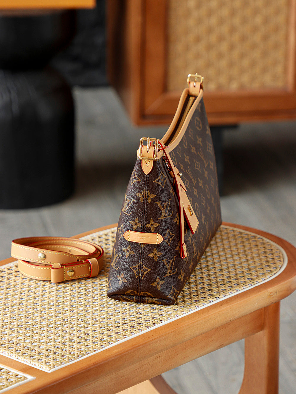 The second-hand luxury brand Louis Vuitton can keep up with daily fashion needs, whether carried on a shoulder or hand.
