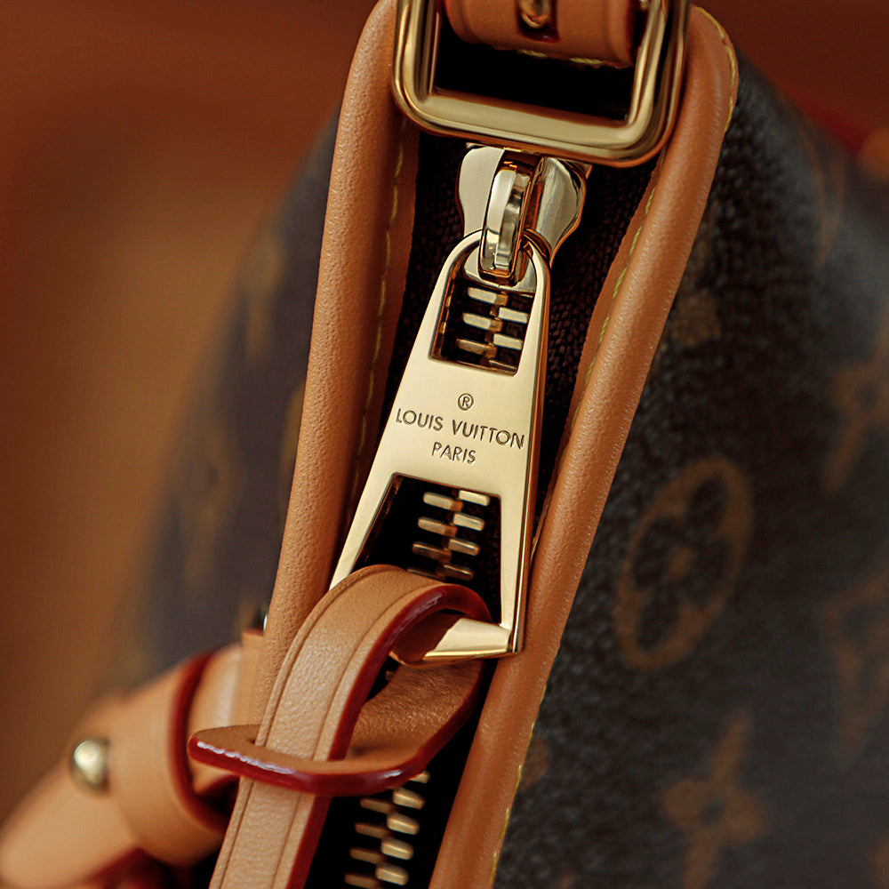 The second-hand luxury brand Louis Vuitton can keep up with daily fashion needs, whether carried on a shoulder or hand.