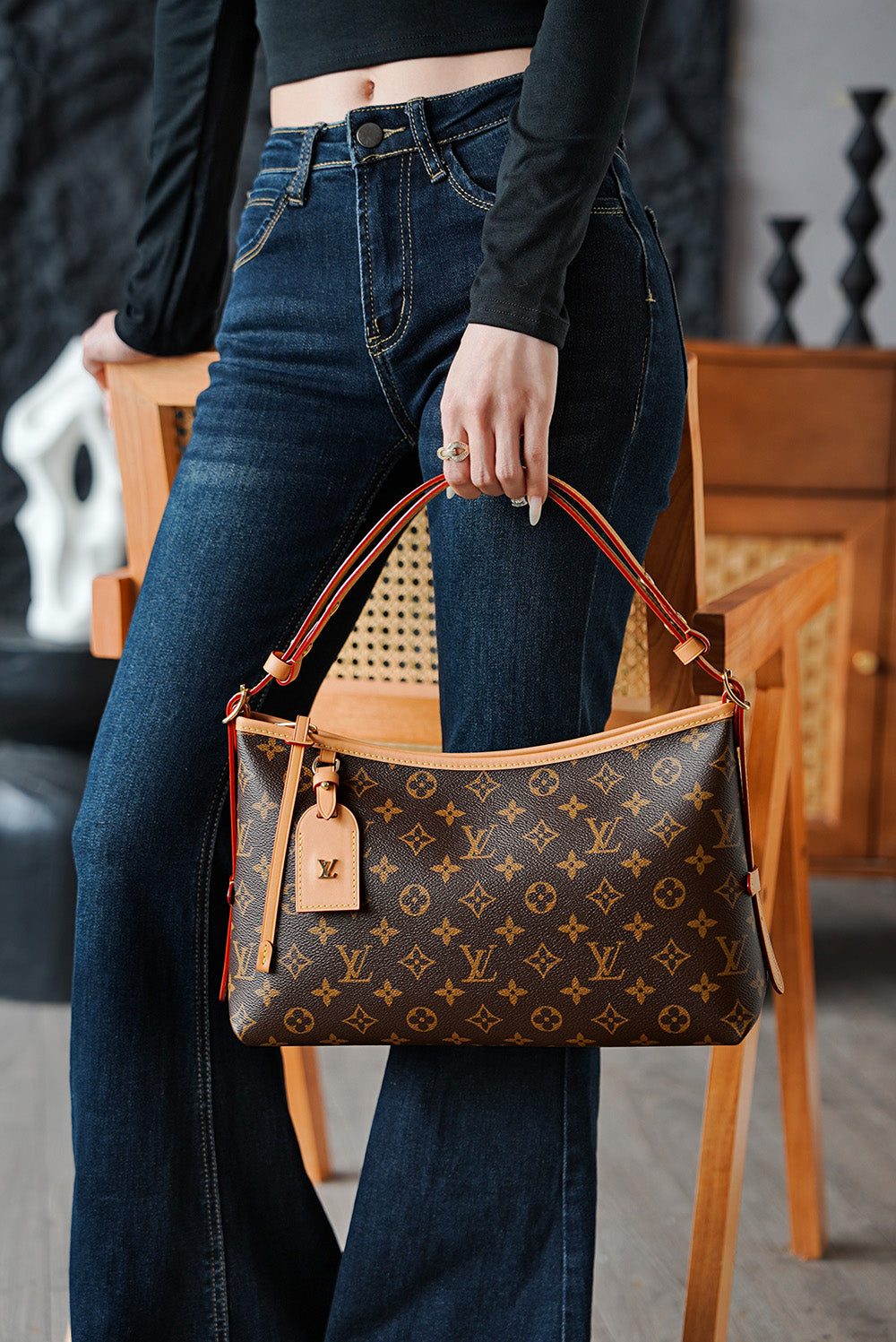 The second-hand luxury brand Louis Vuitton can keep up with daily fashion needs, whether carried on a shoulder or hand.