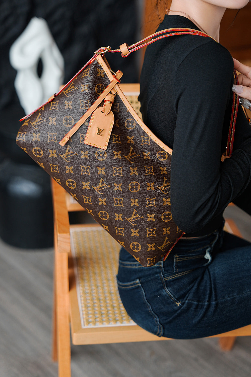 The second-hand luxury brand Louis Vuitton can keep up with daily fashion needs, whether carried on a shoulder or hand.