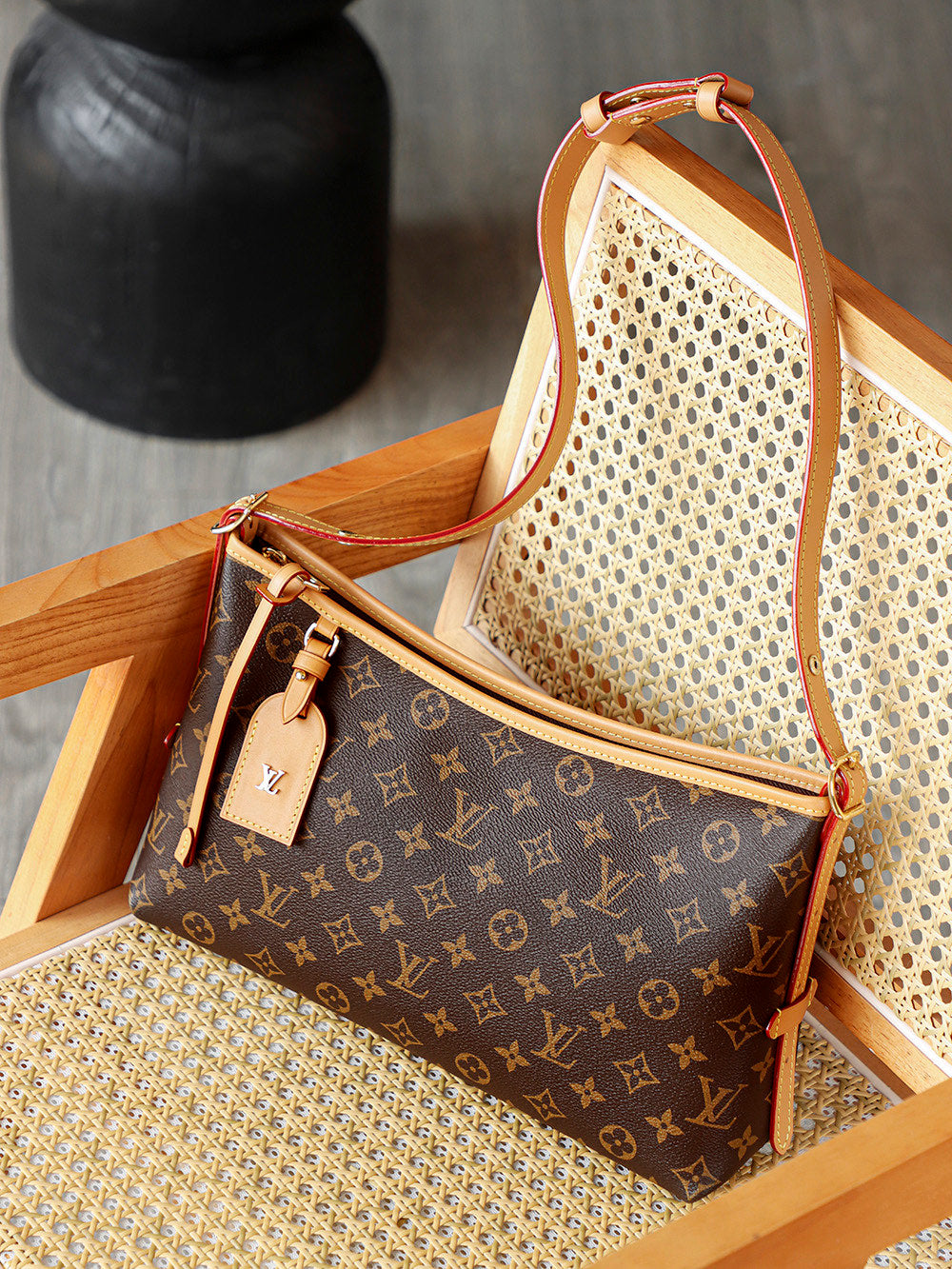 The second-hand luxury brand Louis Vuitton can keep up with daily fashion needs, whether carried on a shoulder or hand.