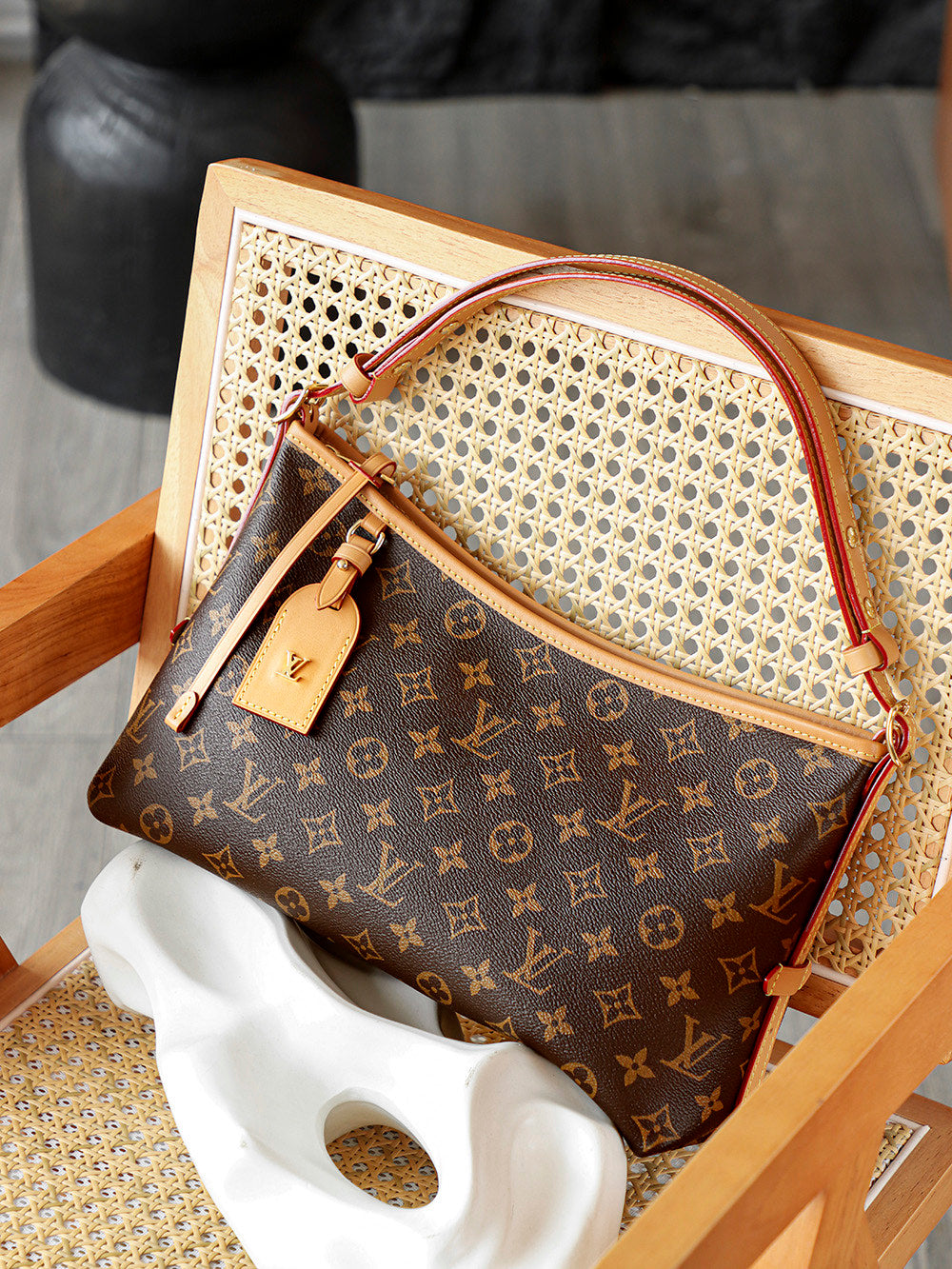 The second-hand luxury brand Louis Vuitton can keep up with daily fashion needs, whether carried on a shoulder or hand.