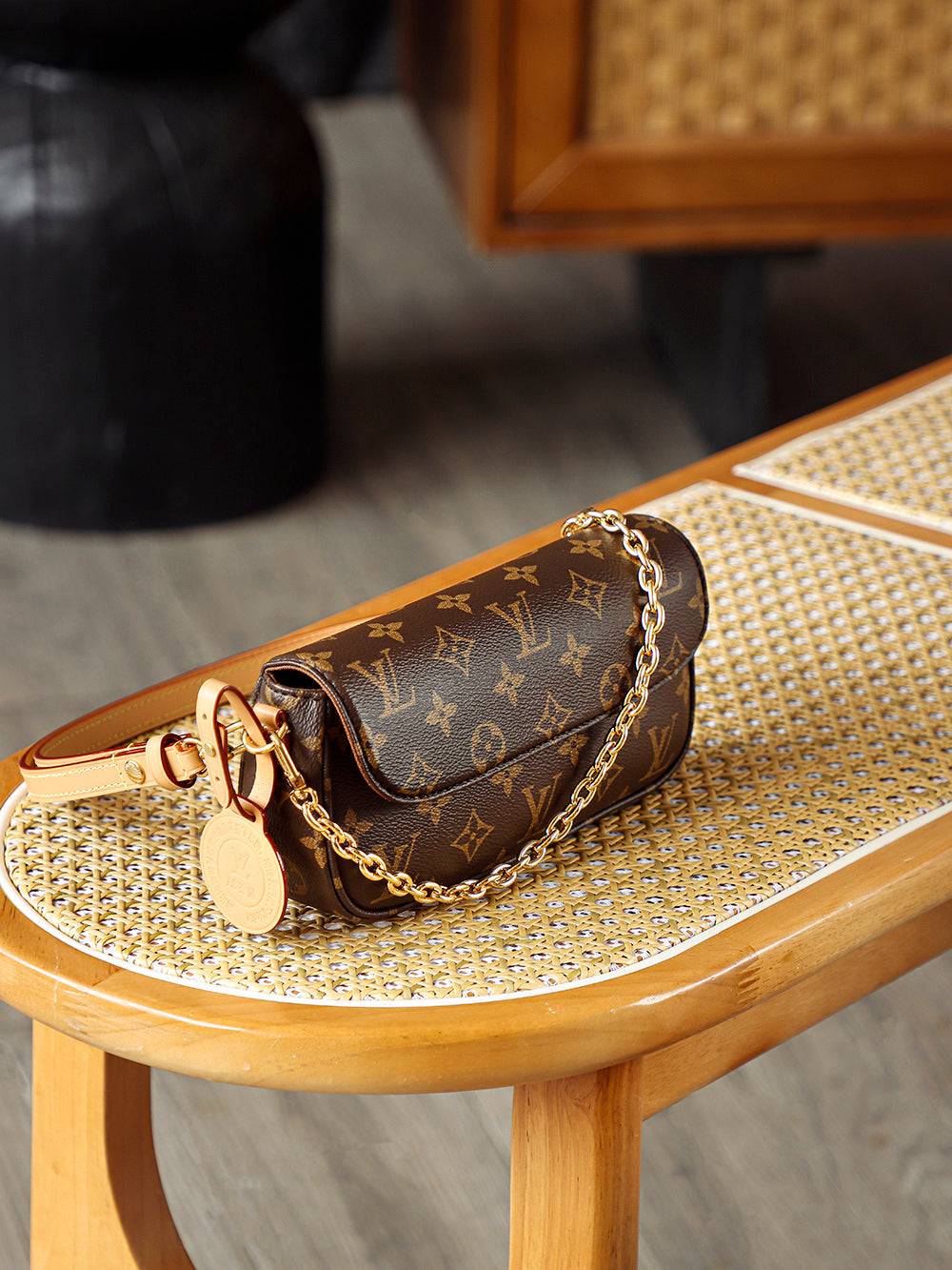 Second hand LV Ivy WOC vintage chain bag can be worn diagonally under the armpit and is versatile for commuting