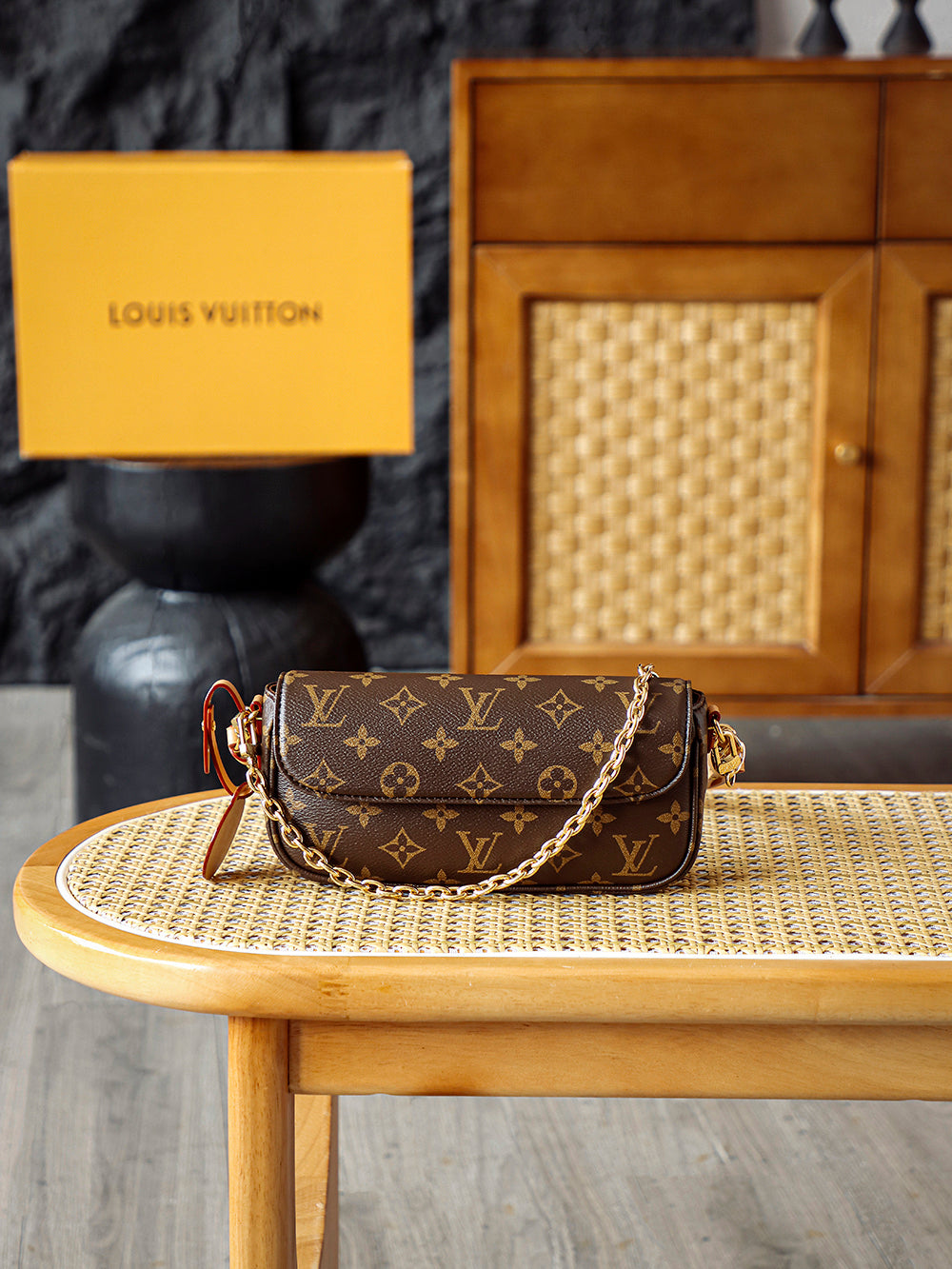 Second hand LV Ivy WOC vintage chain bag can be worn diagonally under the armpit and is versatile for commuting