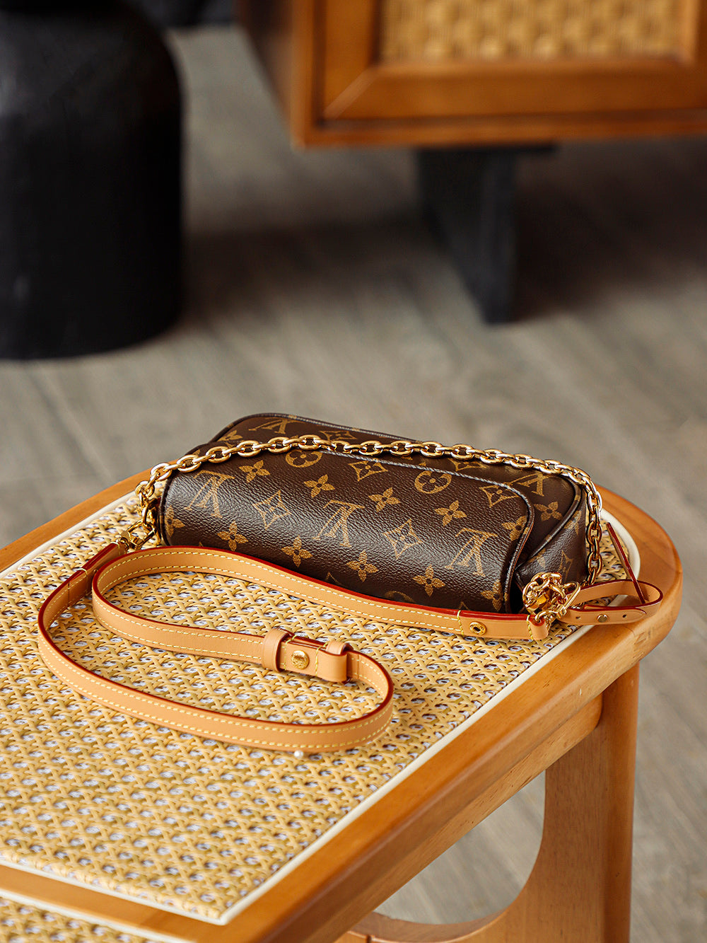 Second hand LV Ivy WOC vintage chain bag can be worn diagonally under the armpit and is versatile for commuting