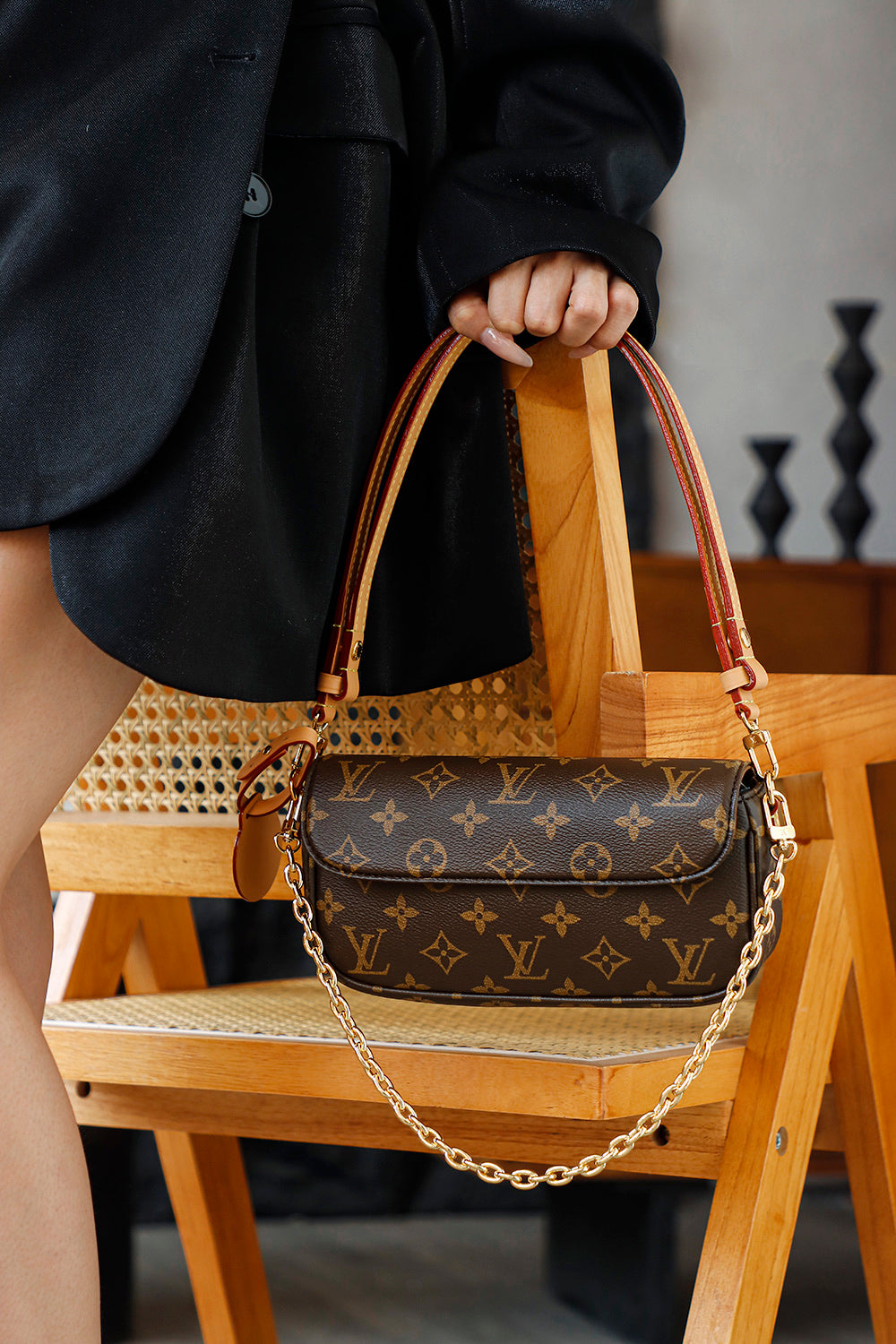 Second hand LV Ivy WOC vintage chain bag can be worn diagonally under the armpit and is versatile for commuting
