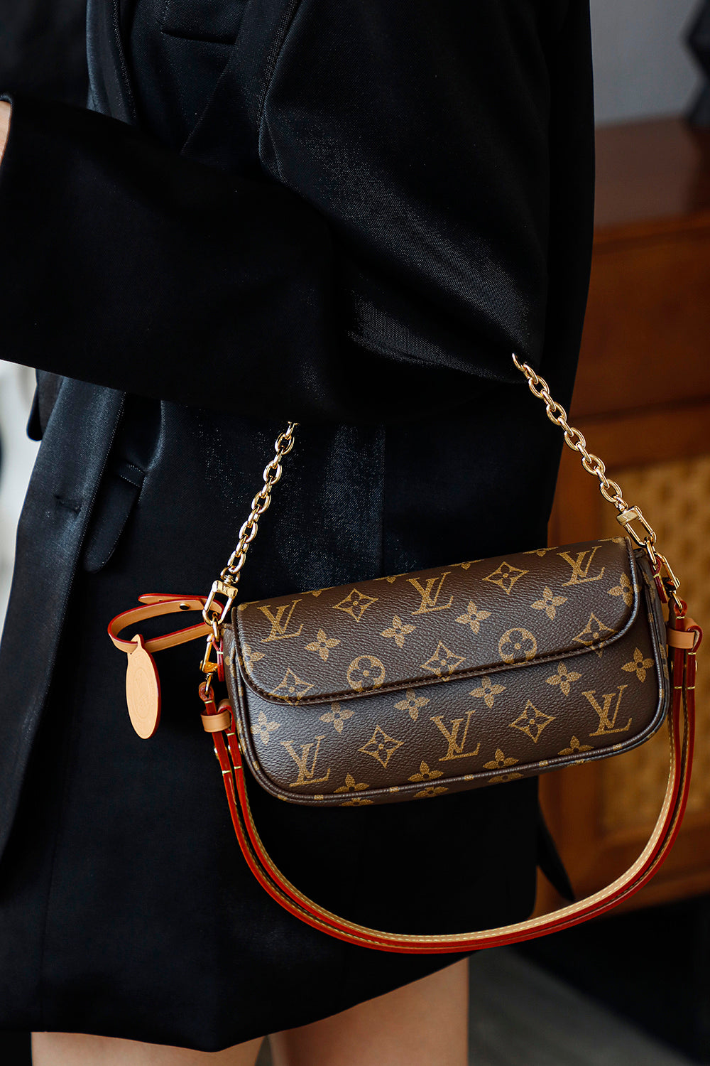 Second hand LV Ivy WOC vintage chain bag can be worn diagonally under the armpit and is versatile for commuting
