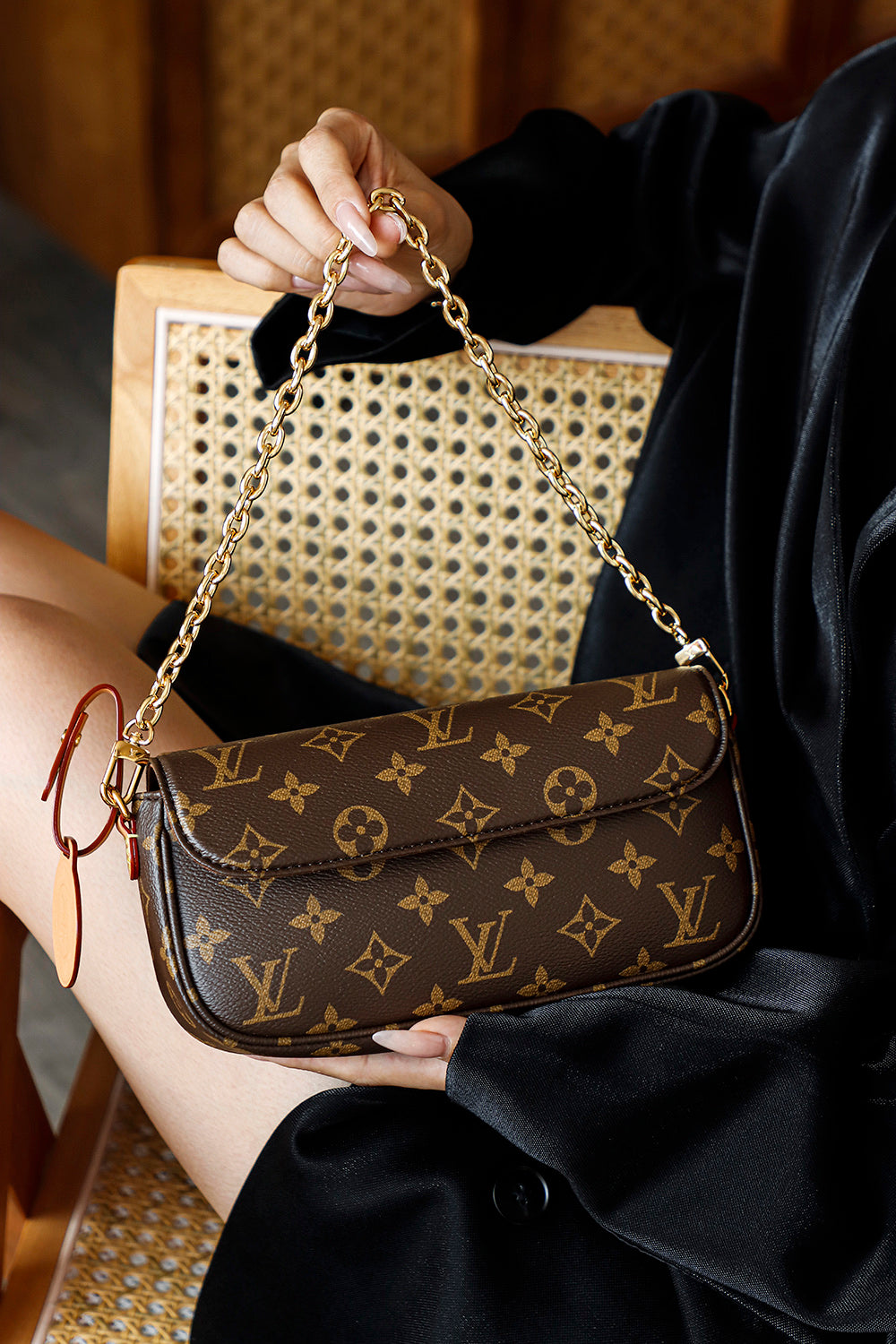 Second hand LV Ivy WOC vintage chain bag can be worn diagonally under the armpit and is versatile for commuting