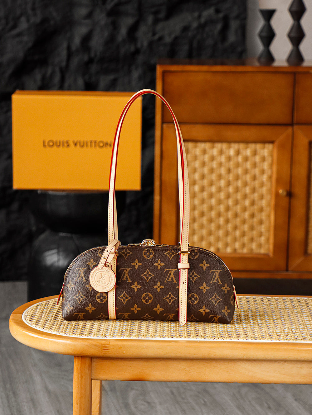 Second hand bags, luxury items, LV age reducing, versatile commuting bags, hand-held armpit bags! Moderate size