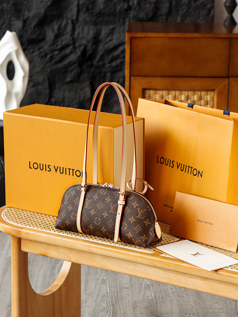 Second hand bags, luxury items, LV age reducing, versatile commuting bags, hand-held armpit bags! Moderate size