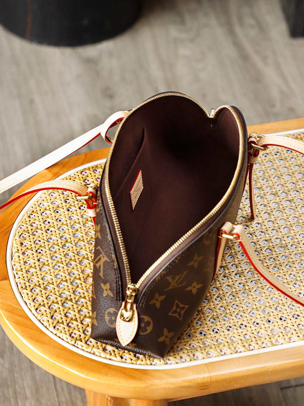 Second hand bags, luxury items, LV age reducing, versatile commuting bags, hand-held armpit bags! Moderate size