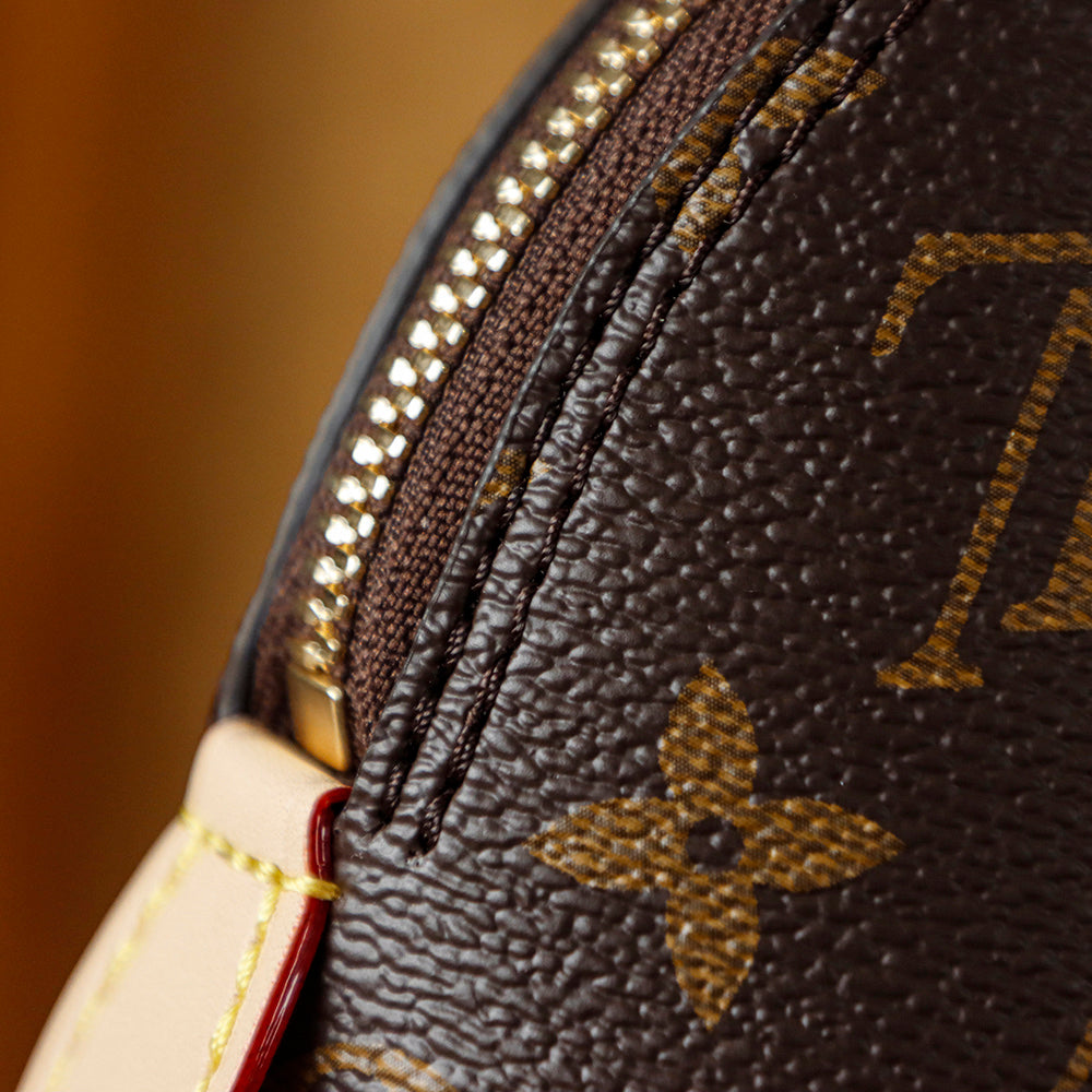 Second hand bags, luxury items, LV age reducing, versatile commuting bags, hand-held armpit bags! Moderate size