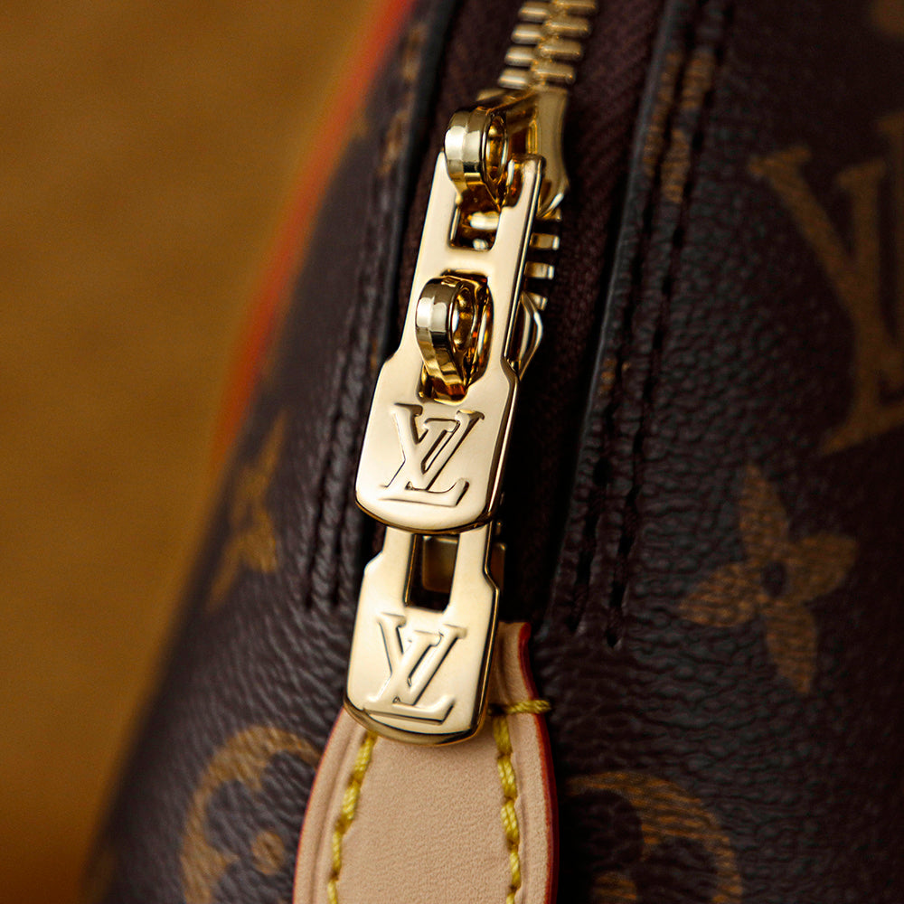 Second hand bags, luxury items, LV age reducing, versatile commuting bags, hand-held armpit bags! Moderate size