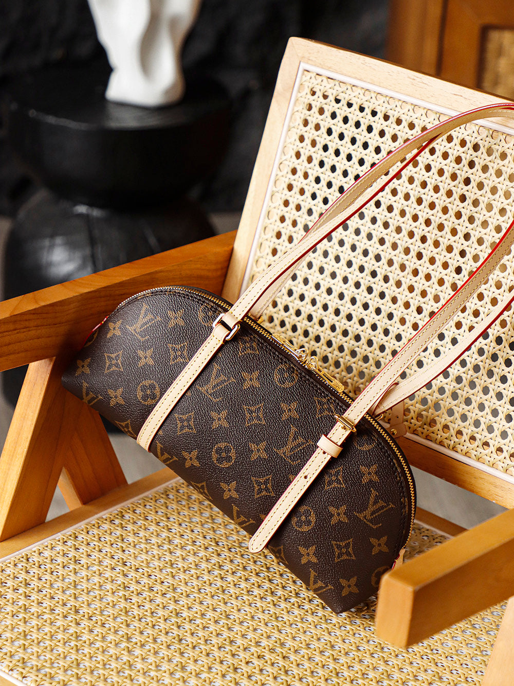 Second hand bags, luxury items, LV age reducing, versatile commuting bags, hand-held armpit bags! Moderate size