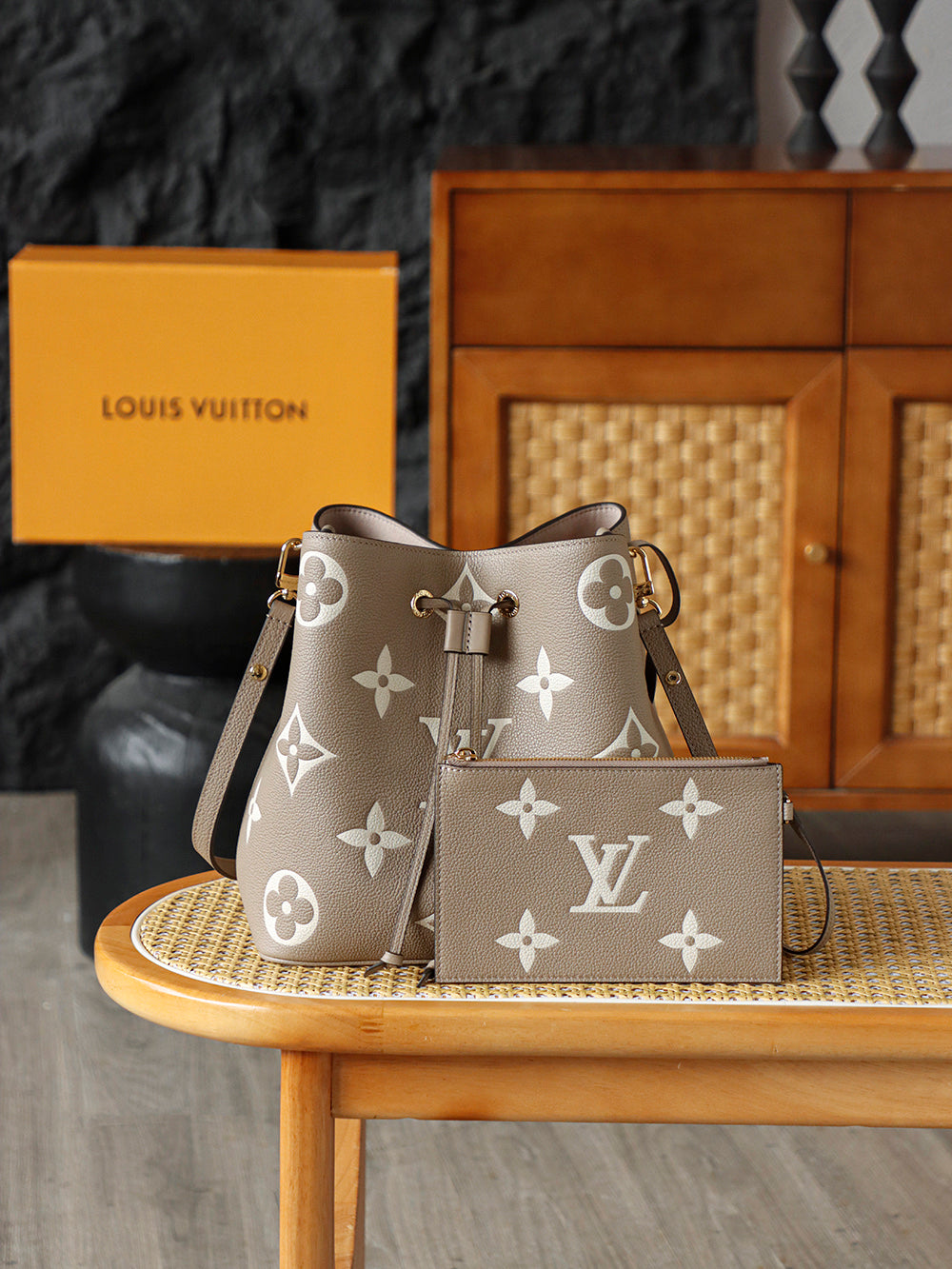 Second hand luxury goods Louis Vuitton versatile and durable for casual commuting
