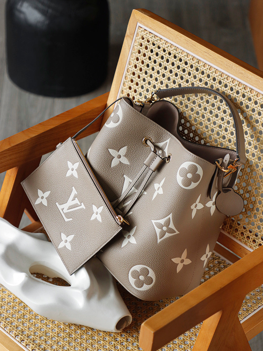 Second hand luxury goods Louis Vuitton versatile and durable for casual commuting