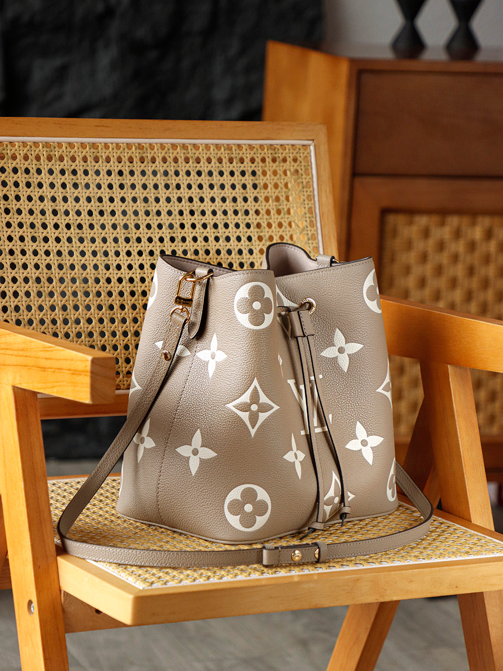 Second hand luxury goods Louis Vuitton versatile and durable for casual commuting