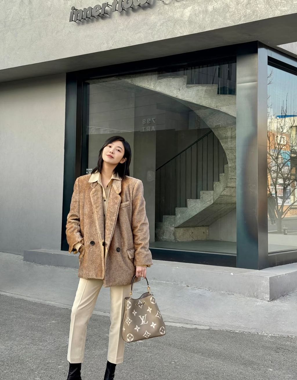Second hand luxury goods Louis Vuitton versatile and durable for casual commuting